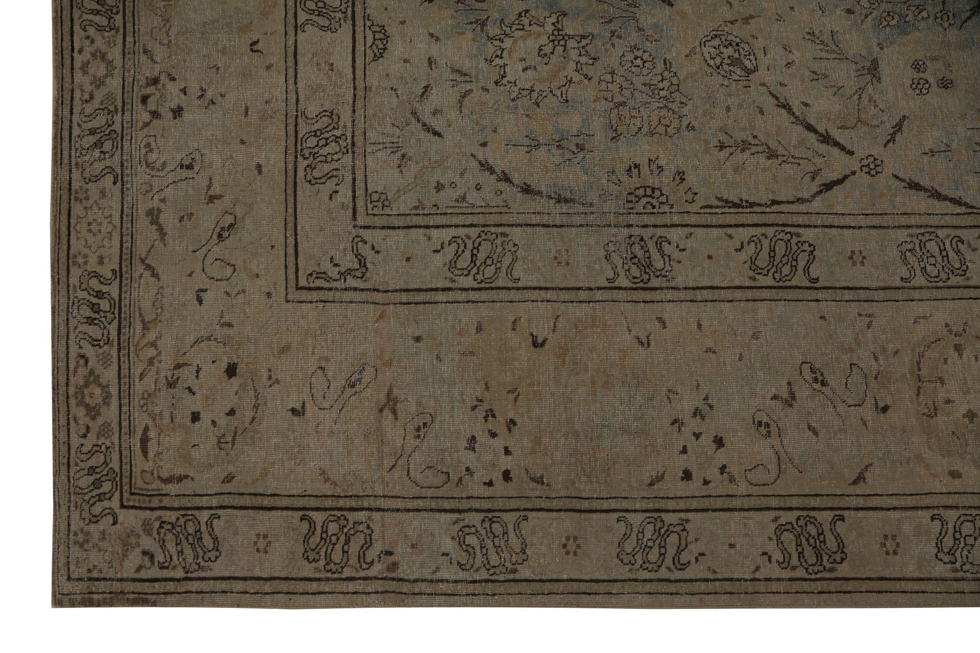 Scopri l'eleganza del Tabriz persiano con i tappeti d'area CIRCA del 1910. Progettato con Lana e Marrone-Taupe, questo design esclusivo è perfetto per valorizzare il tuo spazio.