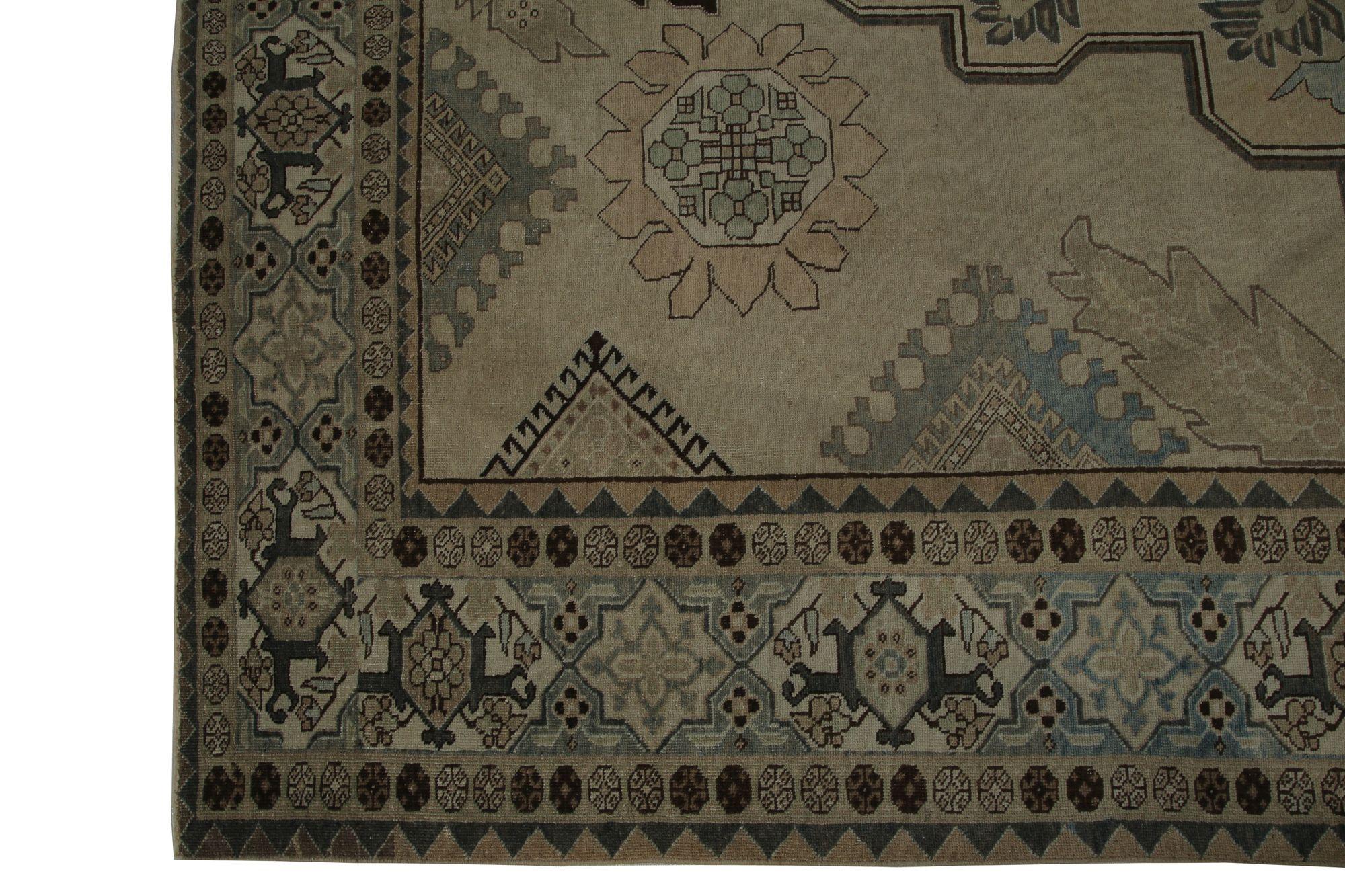 Scopri l'eleganza del Tabriz persiano con i tappeti d'area CIRCA del 1880. Progettato con Lana e Marrone-Taupe, questo design esclusivo è perfetto per valorizzare il tuo spazio.