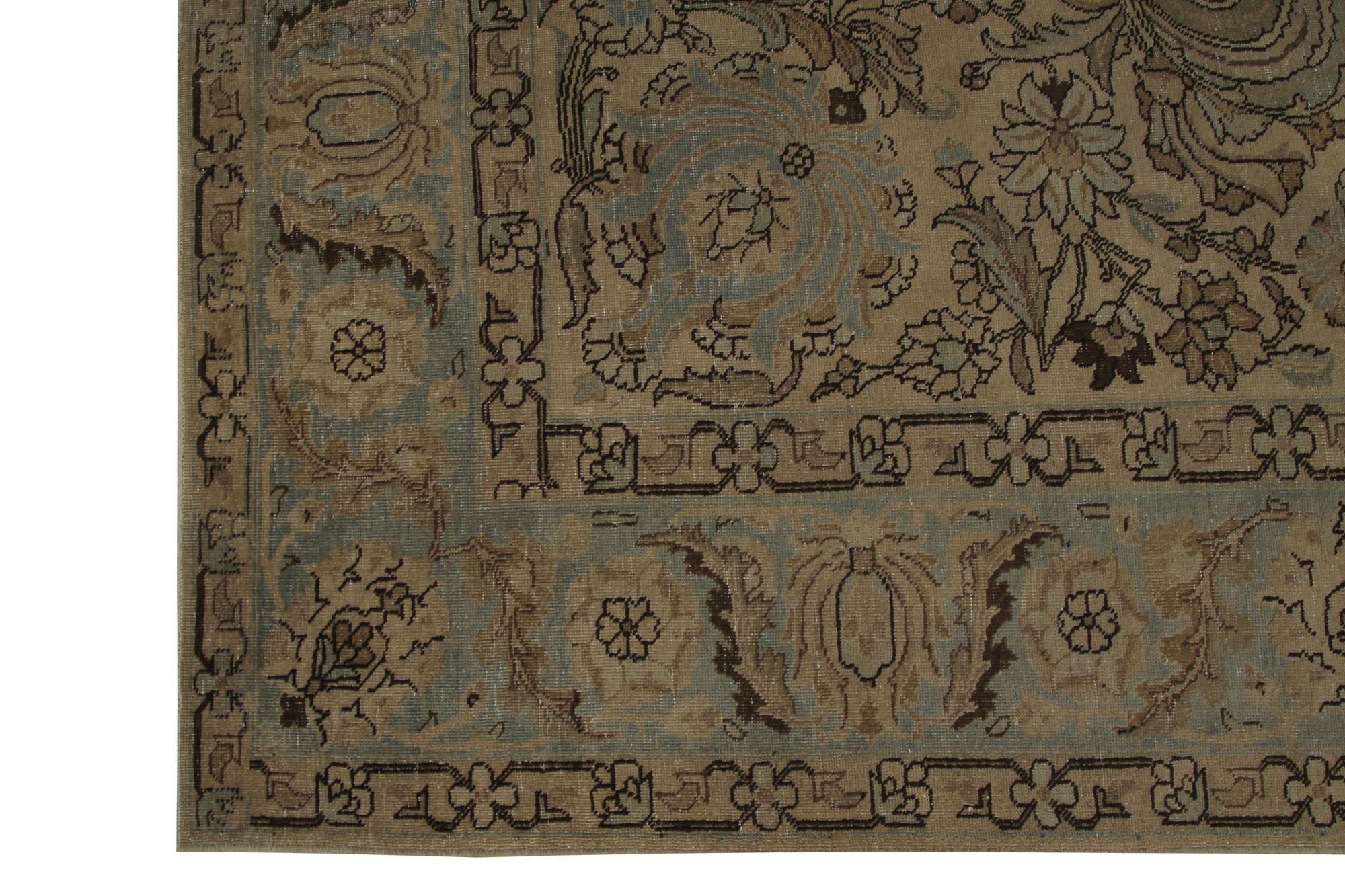 Scopri l'eleganza del Tabriz persiano con i tappeti d'area CIRCA del 1940. Progettato con Lana e Marrone-Taupe, questo design esclusivo è perfetto per valorizzare il tuo spazio.