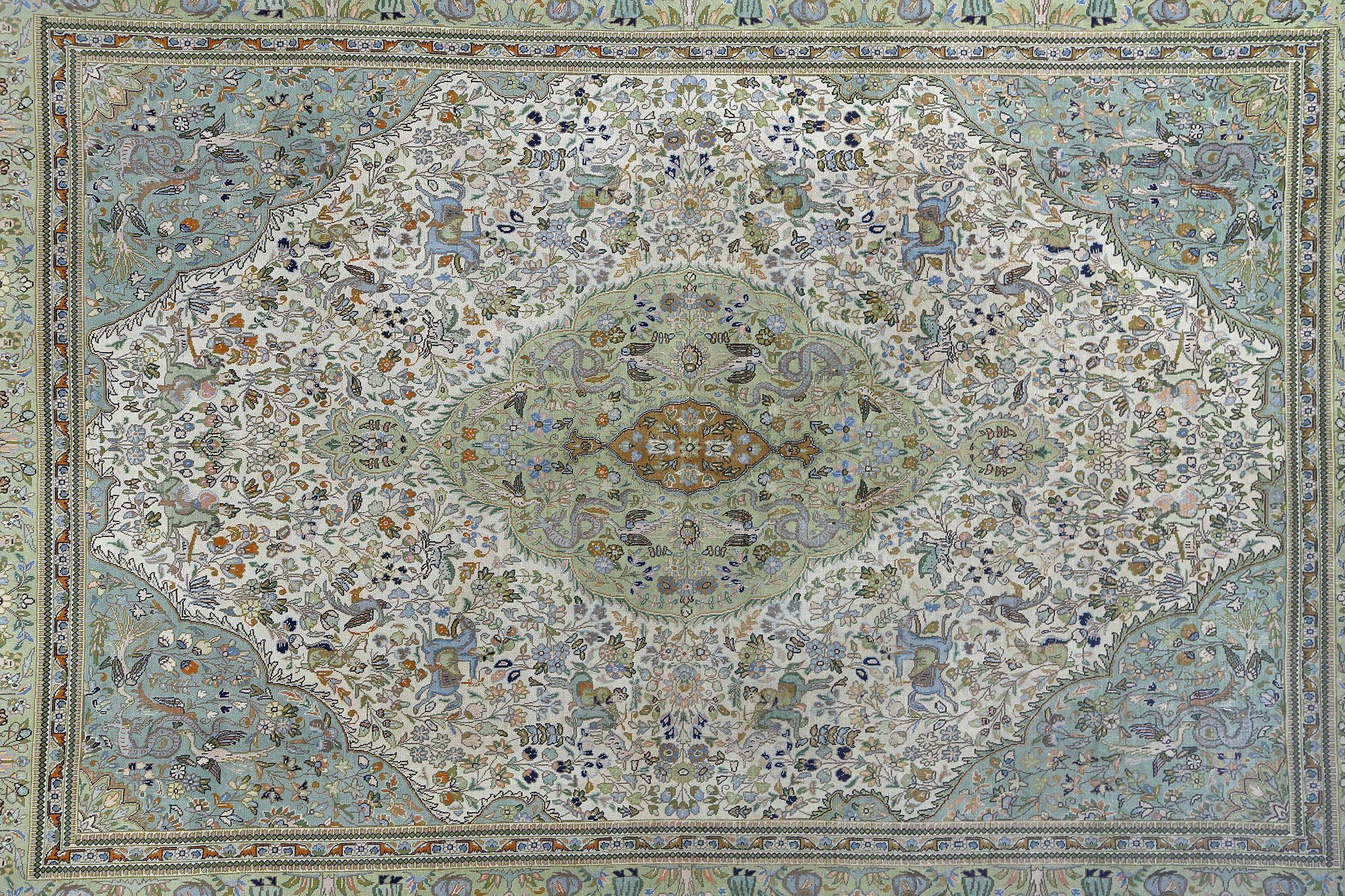 Entdecken Sie die Eleganz des persischen Täbris mit Teppichen um 1910. Dieses exklusive Design in den Farben Wolle und Grün-Elfenbein-Hellblau ist perfekt, um Ihren Raum zu verschönern.