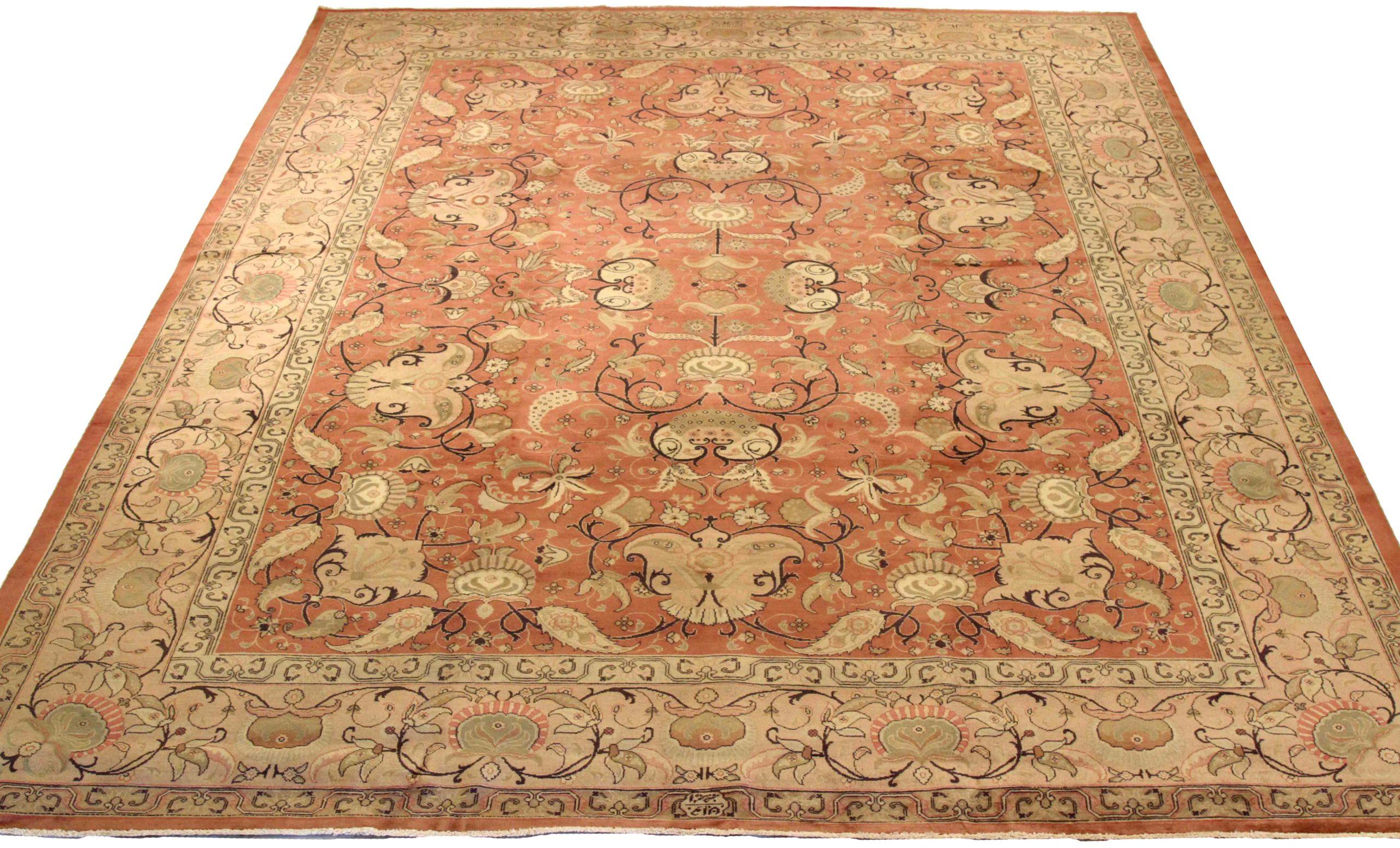 Scopri l'eleganza del Tabriz persiano con i tappeti d'area CIRCA del 1910. Progettato con lana e verde-avorio-rosso, questo design esclusivo è perfetto per valorizzare il tuo spazio.