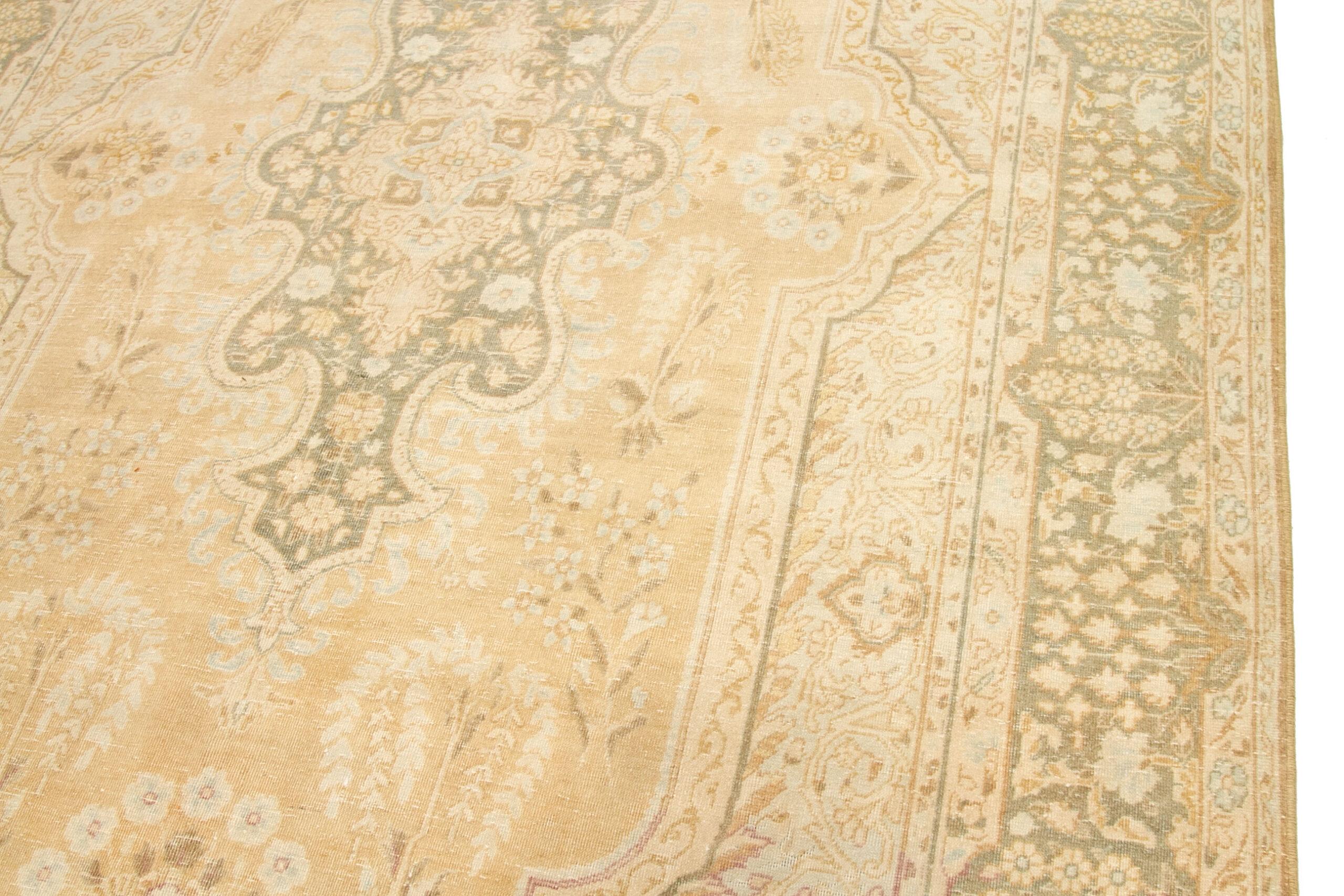 Découvrez l'élégance des tapis persans Tabriz de Circa 1940. Conçu avec de la laine et du vert-jaune-ivoire, ce design exclusif est parfait pour mettre en valeur votre espace.