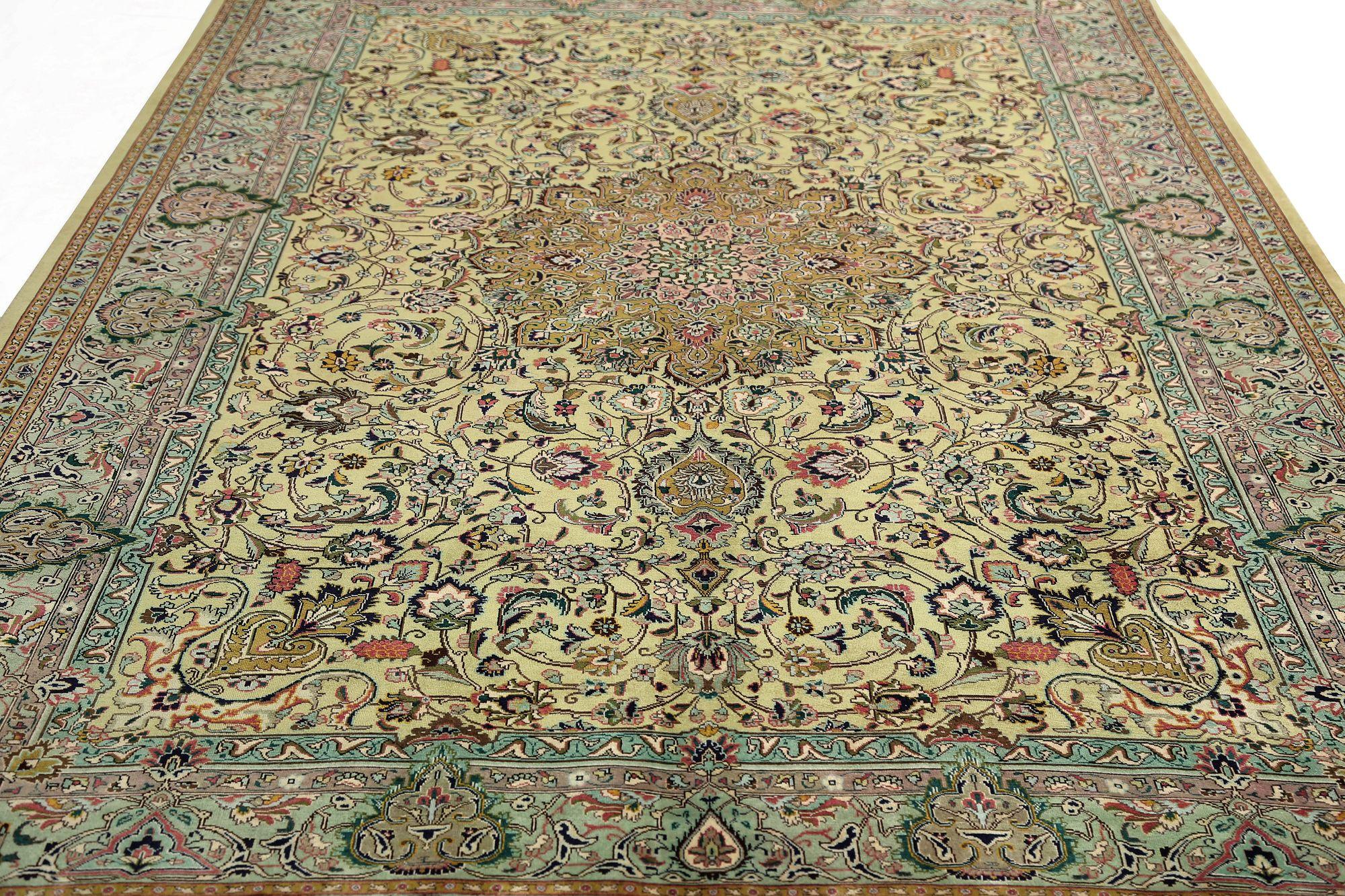 Entdecken Sie die Eleganz des persischen Täbris mit Teppichen um 1940. Dieses exklusive Design aus Wolle und GreenYellow ist perfekt, um Ihren Raum zu verschönern.