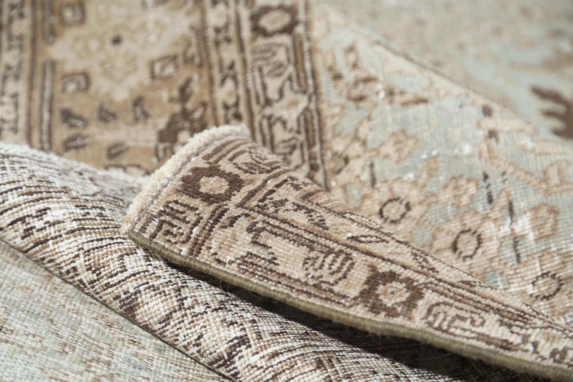 Descubre la elegancia de las alfombras persas Tabriz de Circa 1910. Diseñado con lana y marfil, este diseño exclusivo es perfecto para realzar tu espacio.