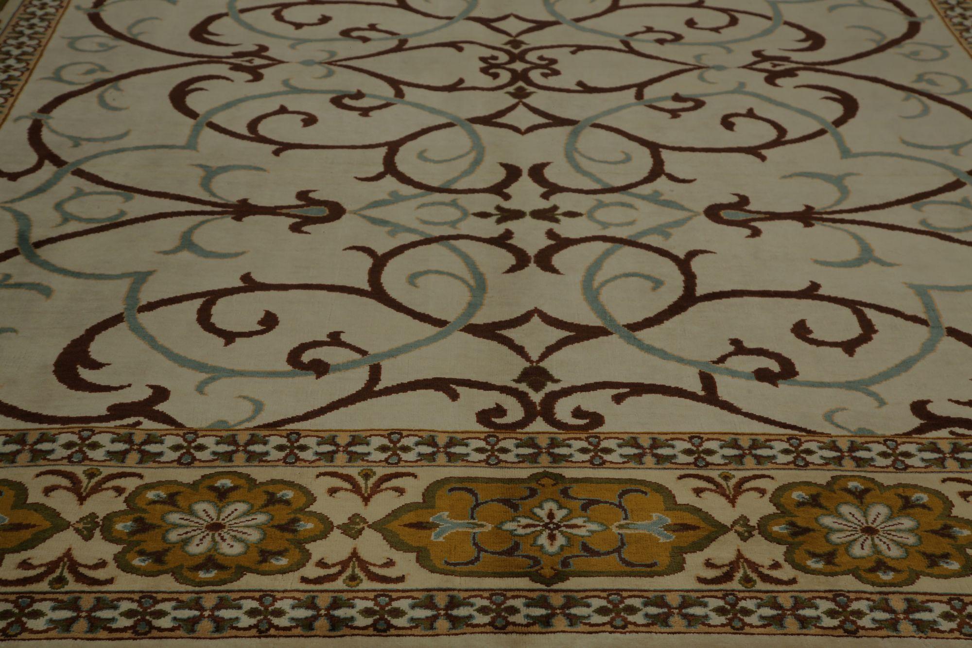Entdecken Sie die Eleganz des persischen Täbris mit Teppichen um 1940. Dieses exklusive Design aus Wolle und Elfenbein ist perfekt, um Ihren Raum zu verschönern.
