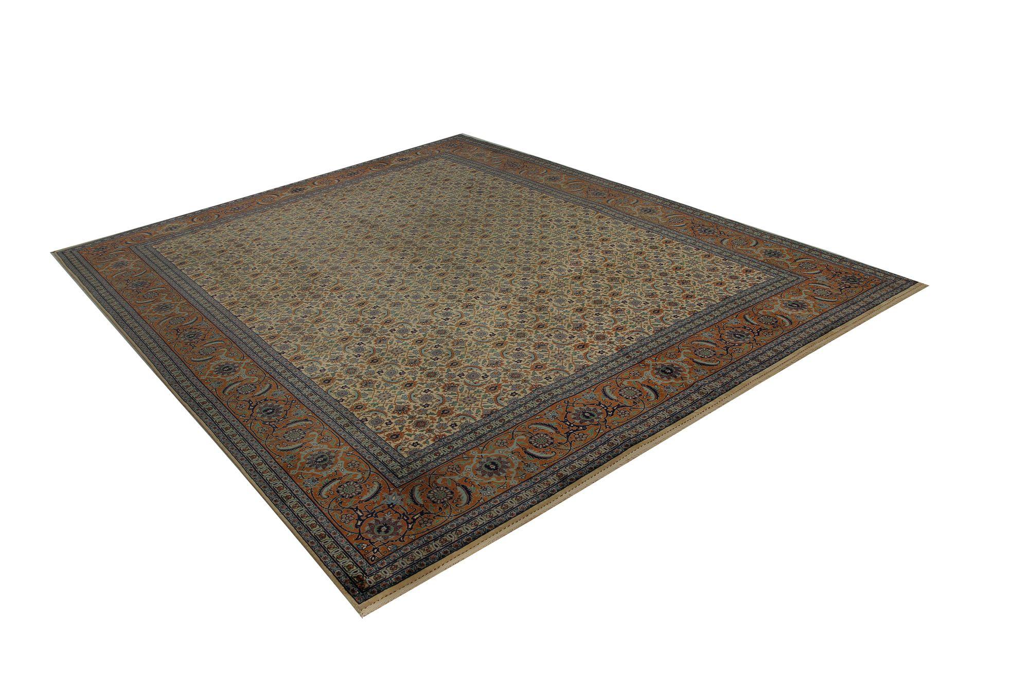 Entdecken Sie die Eleganz des persischen Täbris mit Teppichen um 1910. Dieses exklusive Design aus Wolle und Elfenbein ist perfekt, um Ihren Raum zu verschönern.