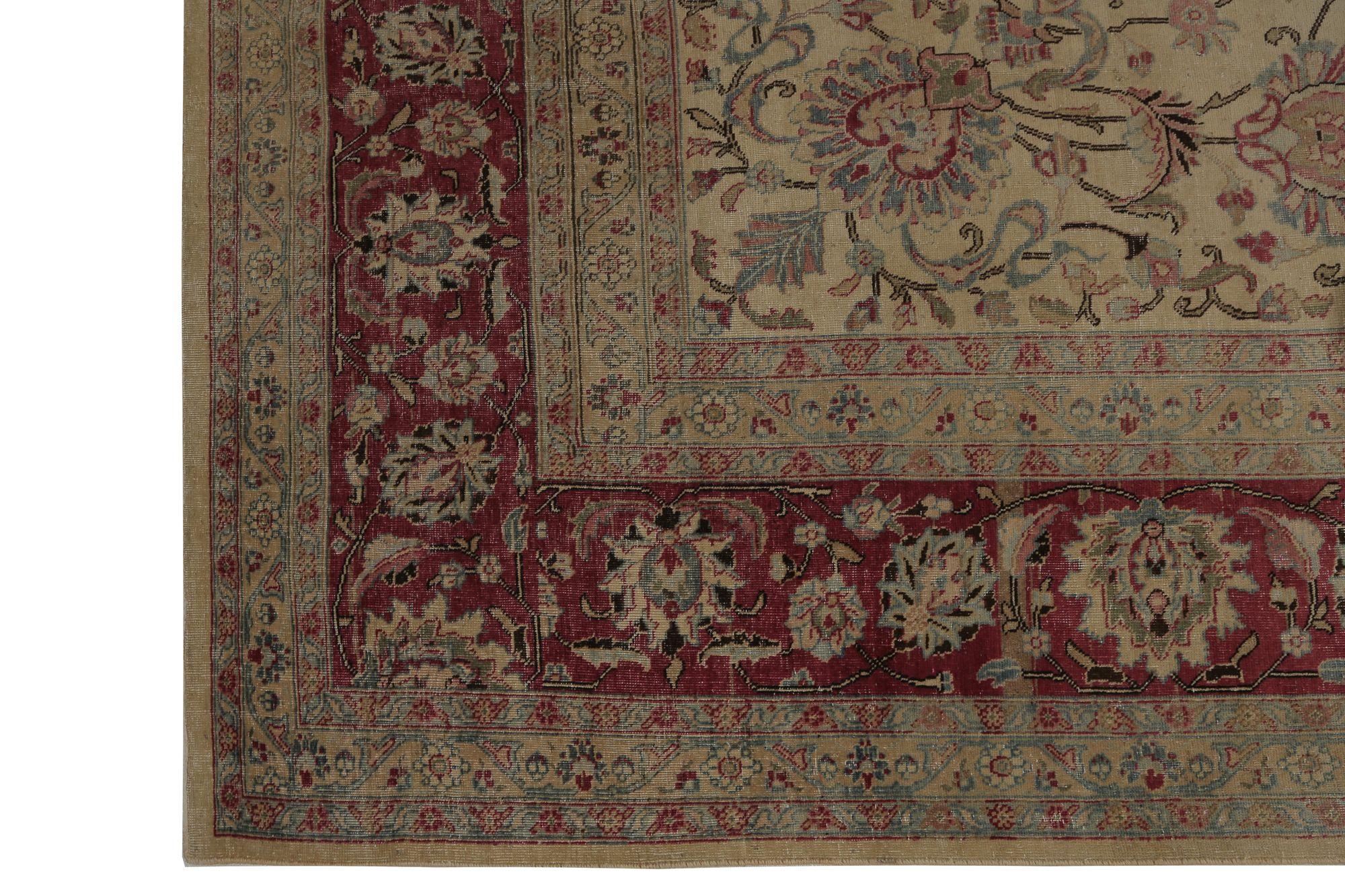 Découvrez l'élégance des tapis persans Tabriz de Circa 1940. Conçu avec de la laine et de l'ivoire, ce design exclusif est parfait pour mettre en valeur votre espace.