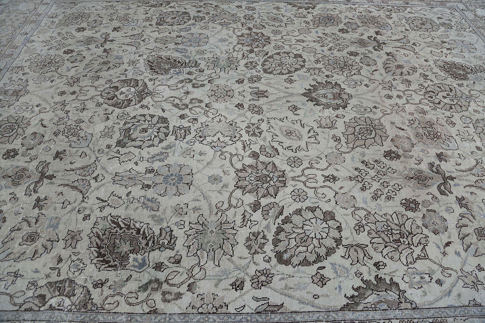 Découvrez l'élégance des tapis persans Tabriz de Circa 1910. Conçu avec de la laine et de l'ivoire, ce design exclusif est parfait pour mettre en valeur votre espace.