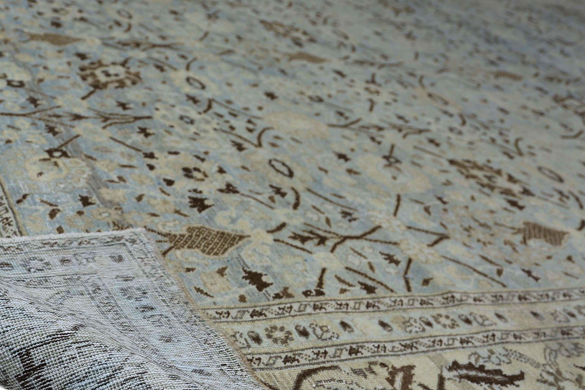 Entdecken Sie die Eleganz des persischen Täbris mit Teppichen um 1910. Dieses exklusive Design aus Wolle und Elfenbein-Hellblau ist perfekt, um Ihren Raum zu verschönern.