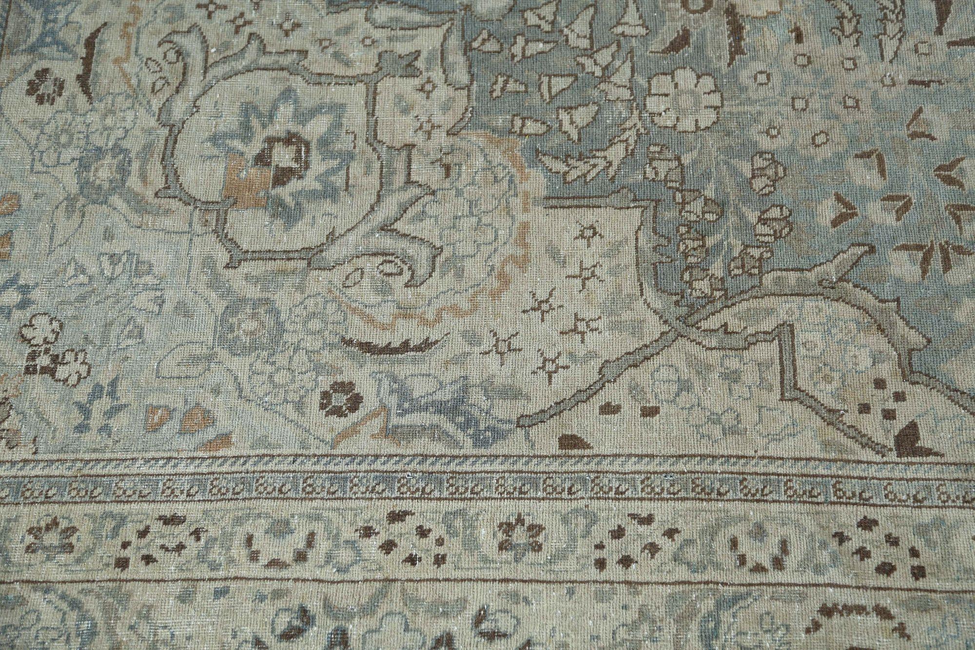 Entdecken Sie die Eleganz des persischen Täbris mit Teppichen um 1940. Dieses exklusive Design aus Wolle und Elfenbein-Hellblau ist perfekt, um Ihren Raum zu verschönern.