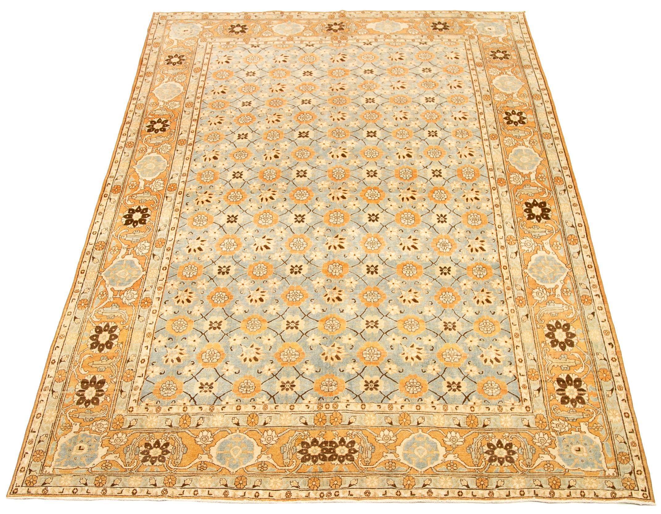 Scopri l'eleganza del Tabriz persiano con i tappeti d'area CIRCA del 1940. Progettato con lana e avorio, questo design esclusivo è perfetto per valorizzare il tuo spazio.