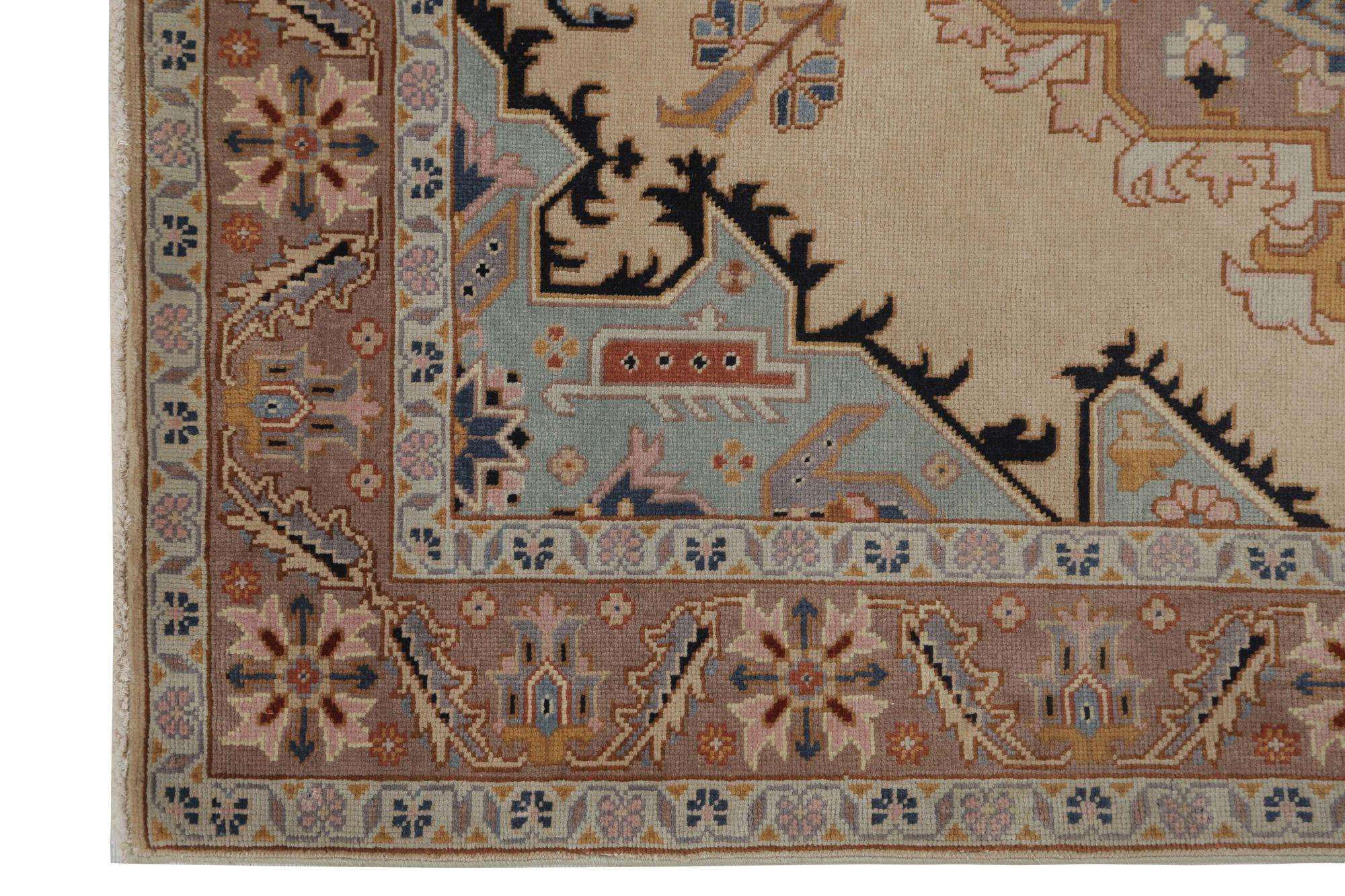 Entdecken Sie die Eleganz des persischen Täbris mit Teppichen um 1970. Dieses exklusive Design aus Wolle und IvoryLight BlueTaupe eignet sich perfekt, um Ihren Raum zu verschönern.