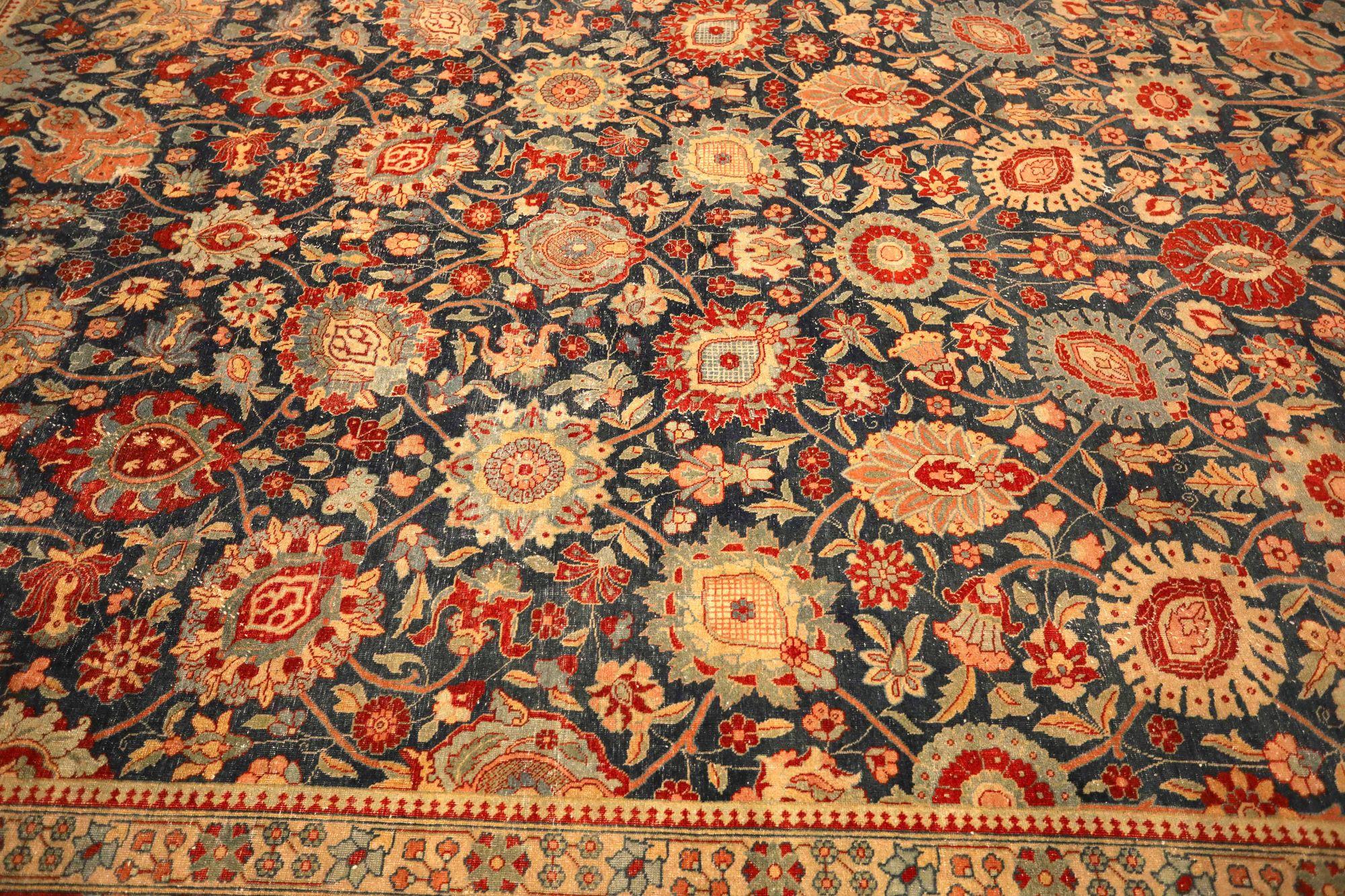 Scopri l'eleganza del Tabriz persiano con i tappeti d'area CIRCA del 1880. Progettato con lana e avorio e blu-rosso, questo design esclusivo è perfetto per valorizzare il tuo spazio.