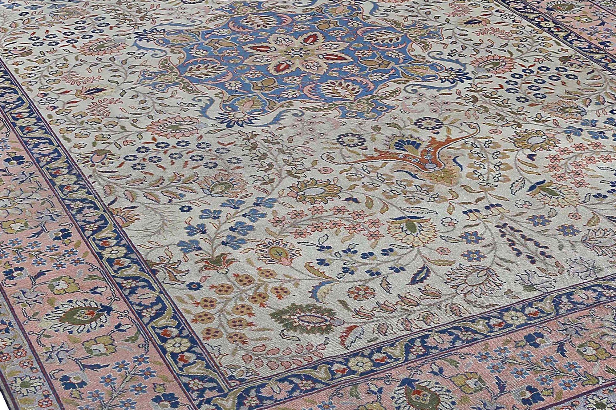 Scopri l'eleganza del Tabriz persiano con i tappeti d'area CIRCA del 1940. Progettato con lana e rosa avorio, questo design esclusivo è perfetto per valorizzare il tuo spazio.