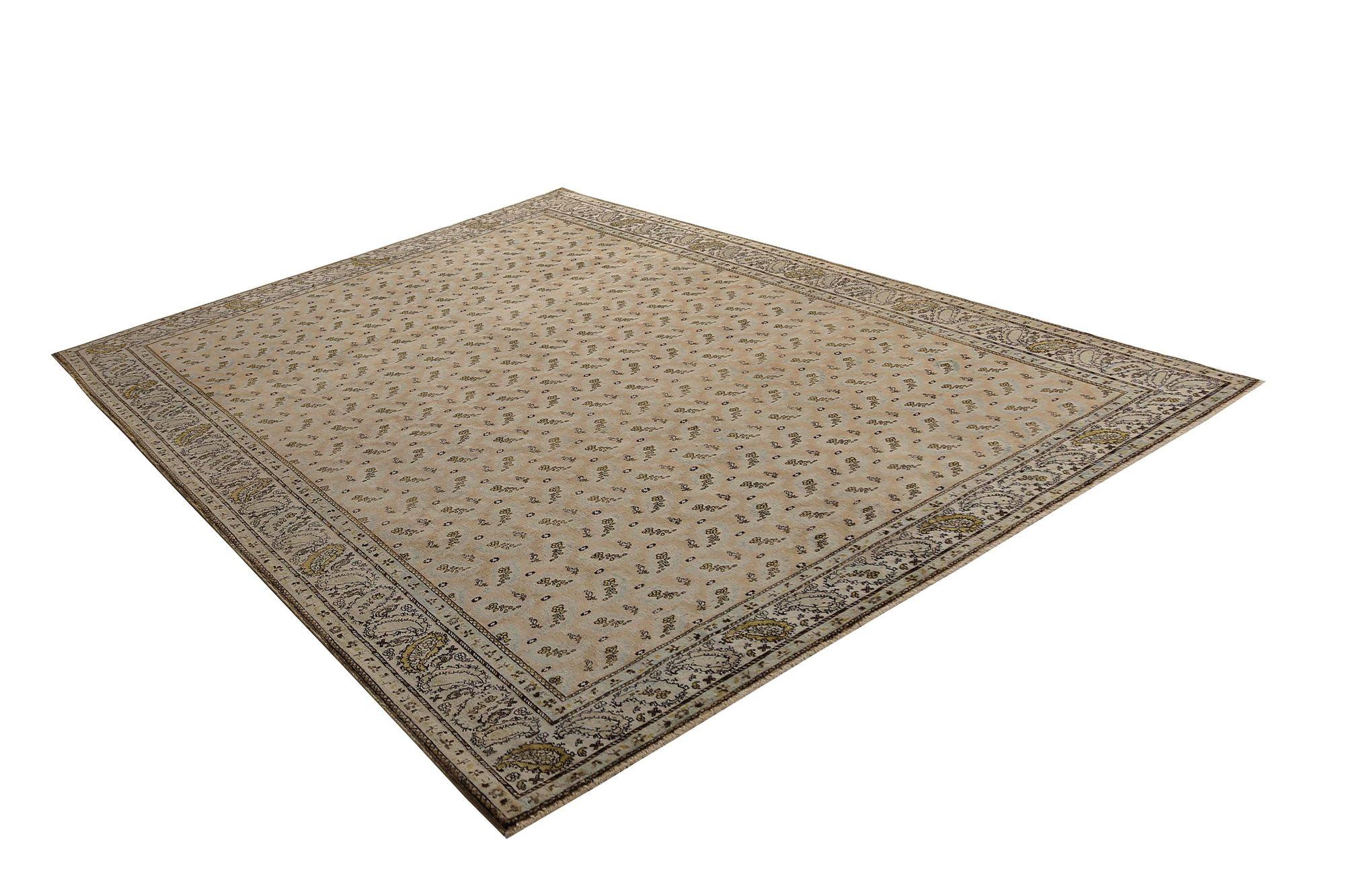 Scopri l'eleganza del Tabriz persiano con i tappeti d'area CIRCA del 1880. Progettato con lana e IvoryTaupe, questo design esclusivo è perfetto per valorizzare il tuo spazio.