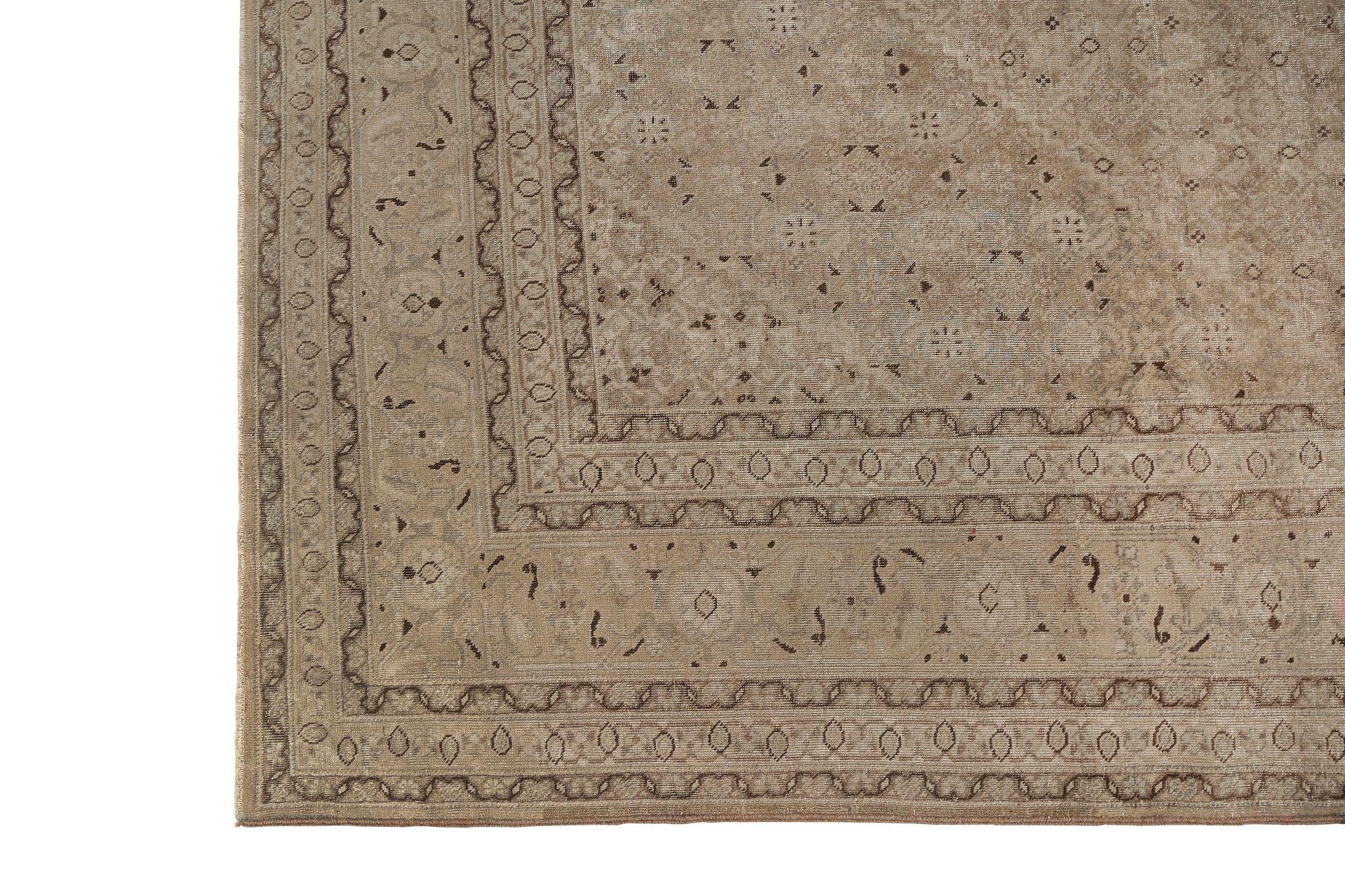 Entdecken Sie die Eleganz des persischen Täbris mit Teppichen um 1940. Dieses exklusive Design aus Wolle und IvoryTaupe ist perfekt, um Ihren Raum zu verschönern.