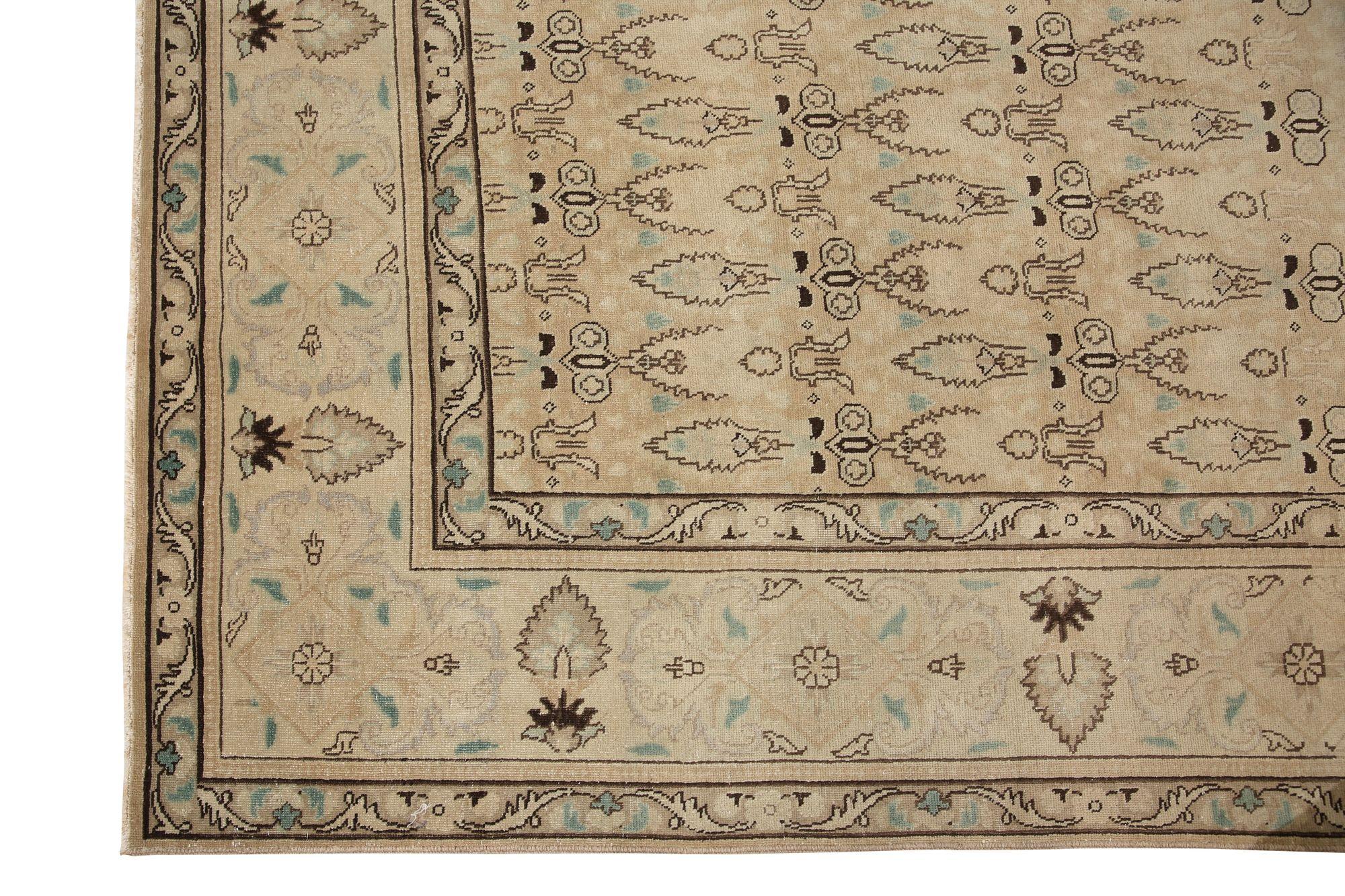 Entdecken Sie die Eleganz des persischen Täbris mit Teppichen um 1910. Dieses exklusive Design aus Wolle und IvoryTaupe ist perfekt, um Ihren Raum zu verschönern.