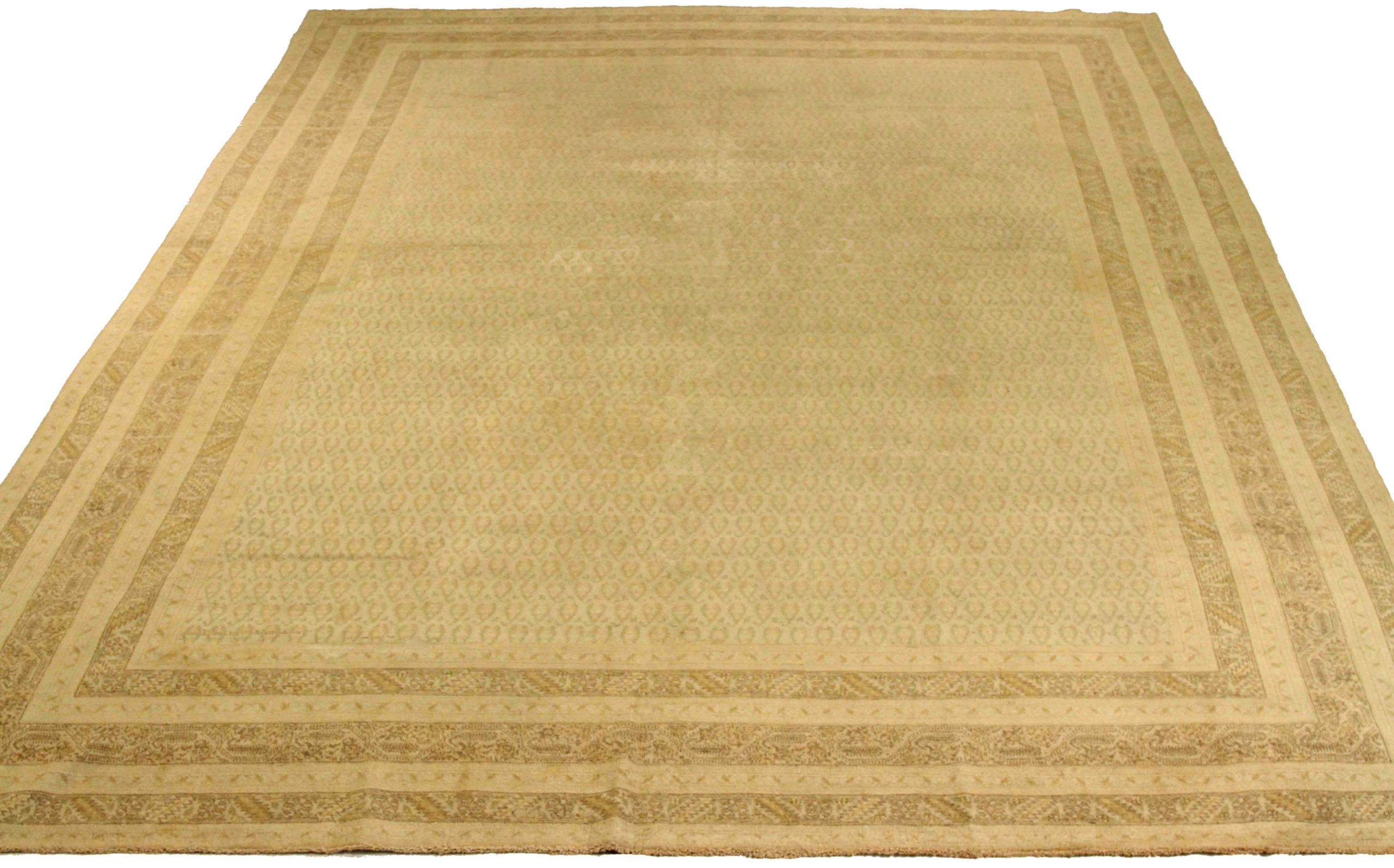 Découvrez l'élégance des tapis persans Tabriz de Circa 1910. Conçu avec de la laine et du Design/One, ce design exclusif est parfait pour mettre en valeur votre espace.