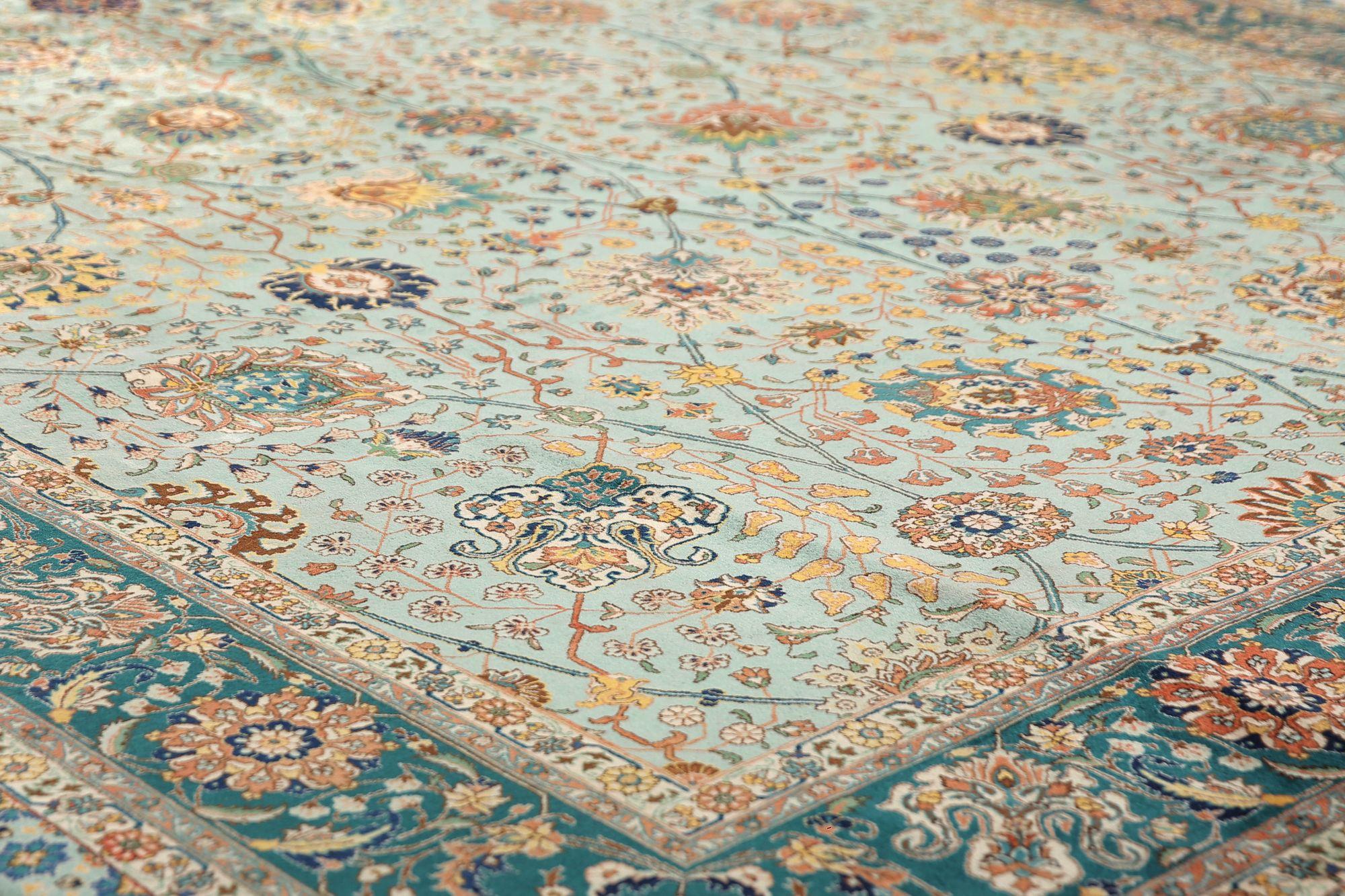 Scopri l'eleganza del Tabriz persiano con i tappeti d'area CIRCA del 1910. Progettato con lana e azzurro, questo design esclusivo è perfetto per valorizzare il tuo spazio.