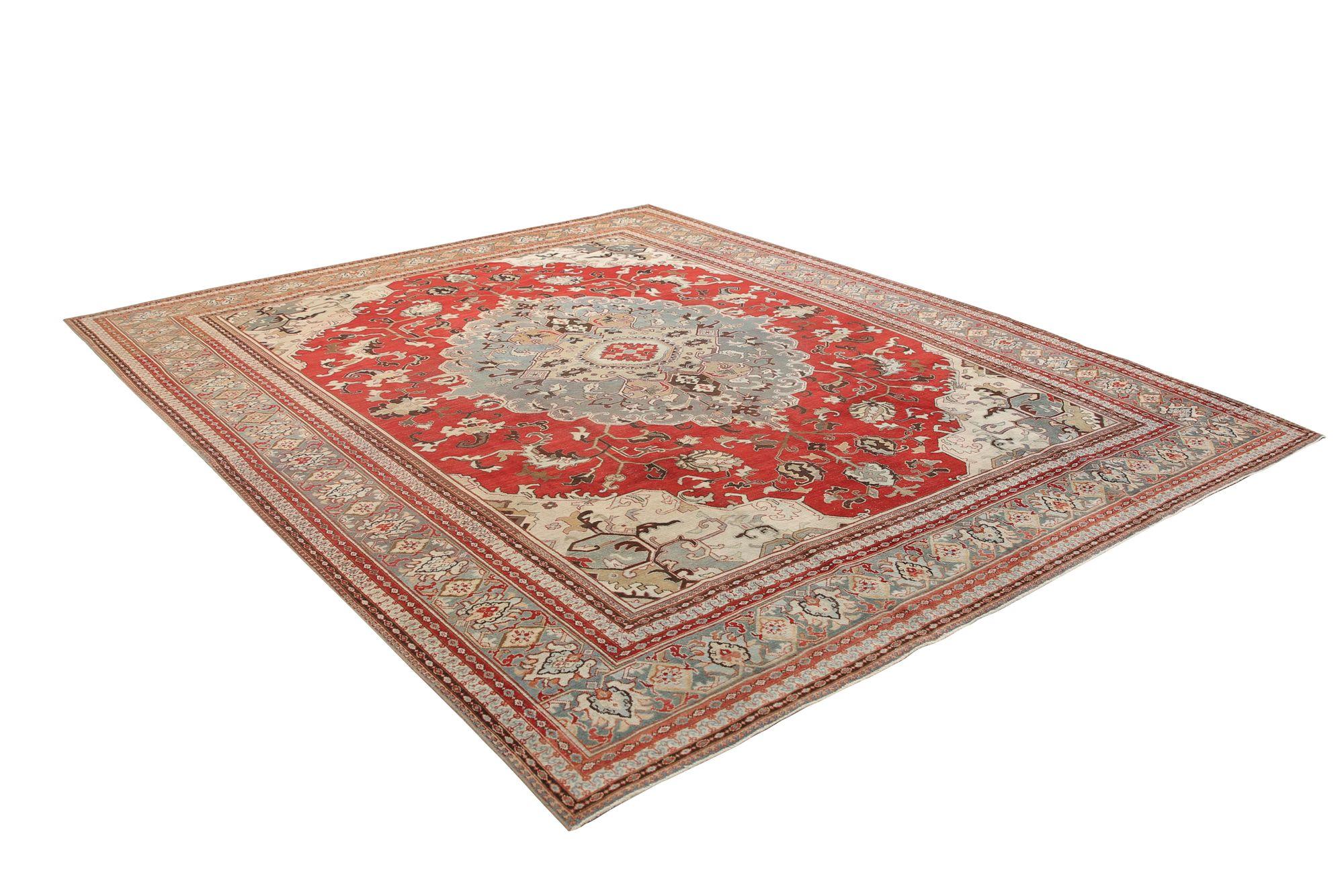 Scopri l'eleganza del Tabriz persiano con i tappeti d'area CIRCA del 1910. Progettato con lana e azzurro-rosso, questo design esclusivo è perfetto per valorizzare il tuo spazio.