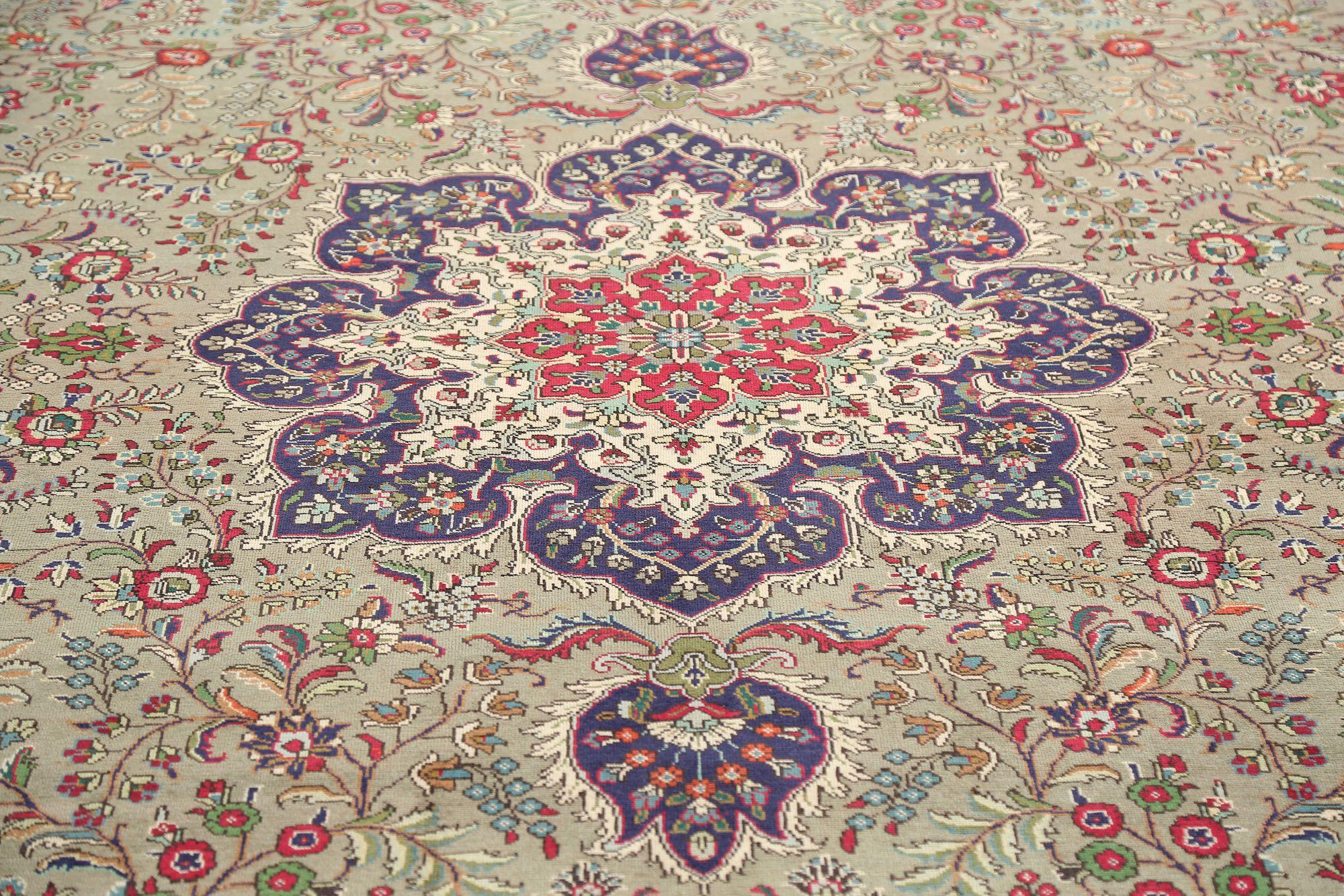 Scopri l'eleganza del Tabriz persiano con i tappeti d'area CIRCA del 1940. Progettato con lana e blu navy-rosso-tortora, questo design esclusivo è perfetto per valorizzare il tuo spazio.