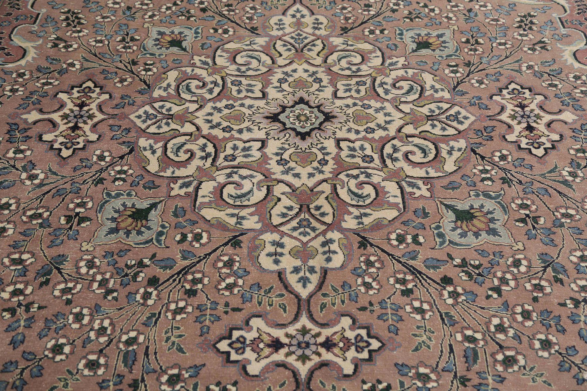 Entdecken Sie die Eleganz des persischen Täbris mit Teppichen um 1940. Dieses exklusive Design aus Wolle und PinkRed ist perfekt, um Ihren Raum zu verschönern.