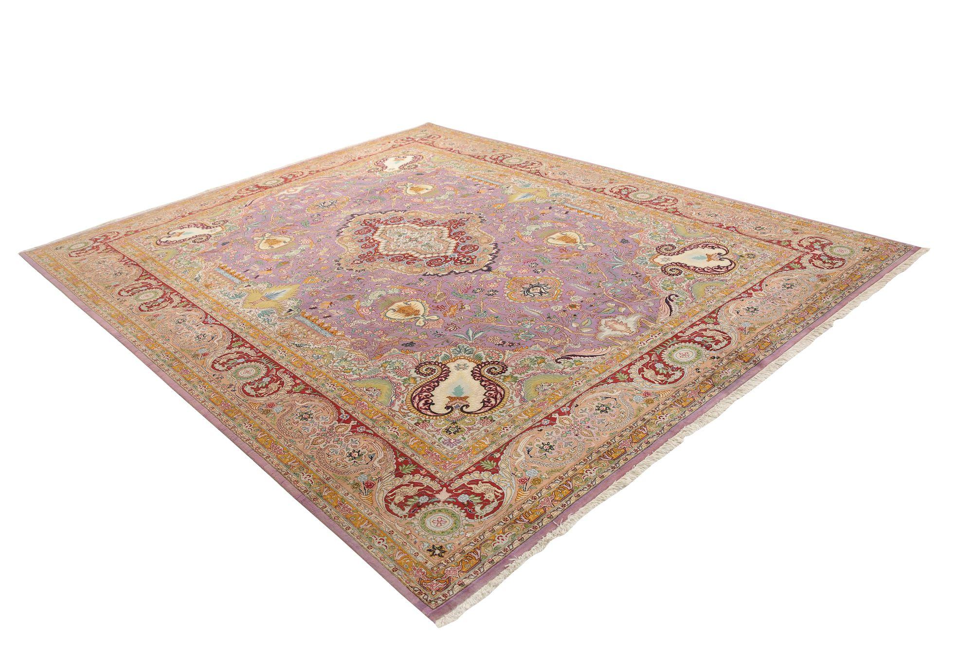 Scopri l'eleganza del Tabriz persiano con i tappeti d'area CIRCA del 1940. Progettato con lana e purpel, questo design esclusivo è perfetto per valorizzare il tuo spazio.