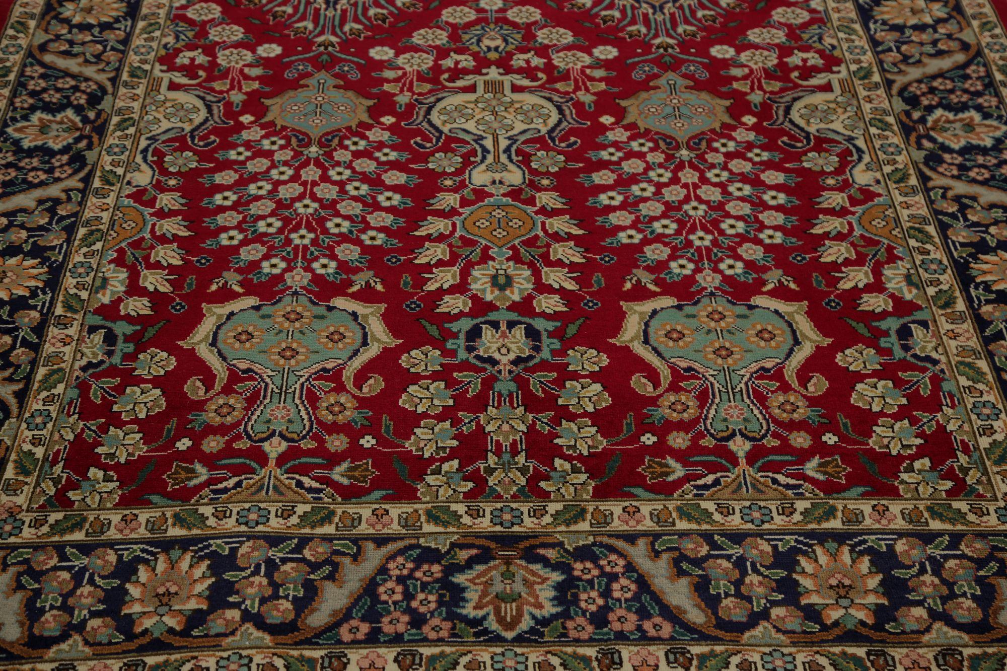 Entdecken Sie die Eleganz des persischen Täbris mit Teppichen um 1940. Dieses exklusive Design aus Wolle und Rot ist perfekt, um Ihren Raum zu verschönern.