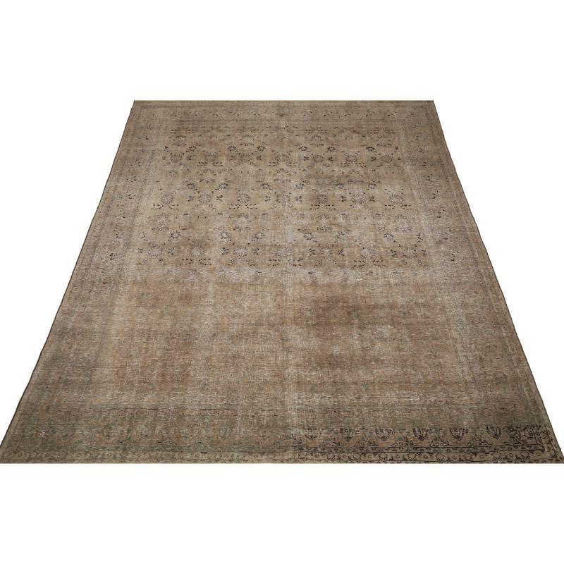 Scopri l'eleganza del Tabriz persiano con i tappeti d'area CIRCA del 1910. Progettato in lana e taupe, questo design esclusivo è perfetto per valorizzare il tuo spazio.