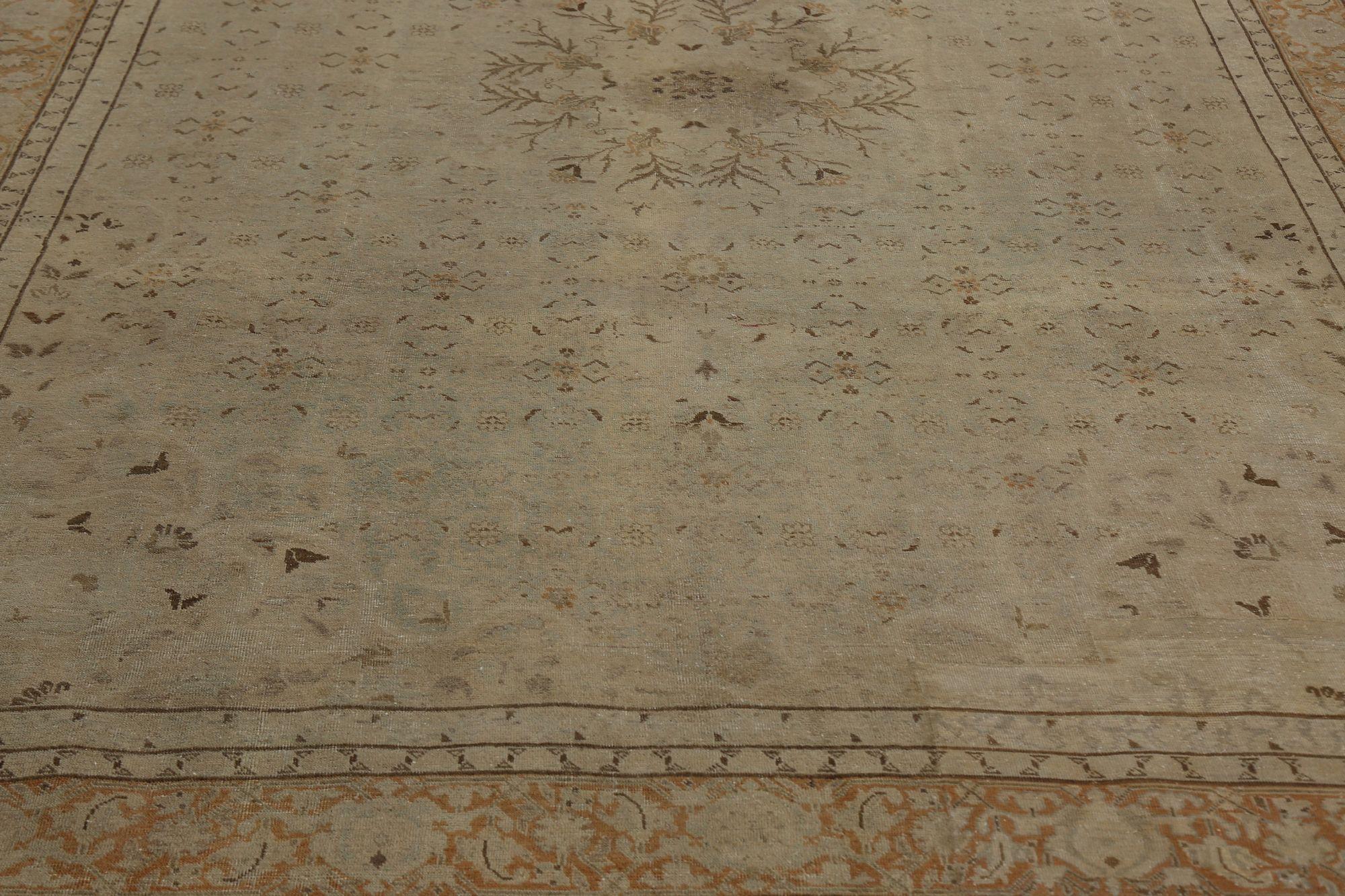 Scopri l'eleganza del Tabriz persiano con i tappeti d'area CIRCA del 1910. Progettato in lana e taupe, questo design esclusivo è perfetto per valorizzare il tuo spazio.