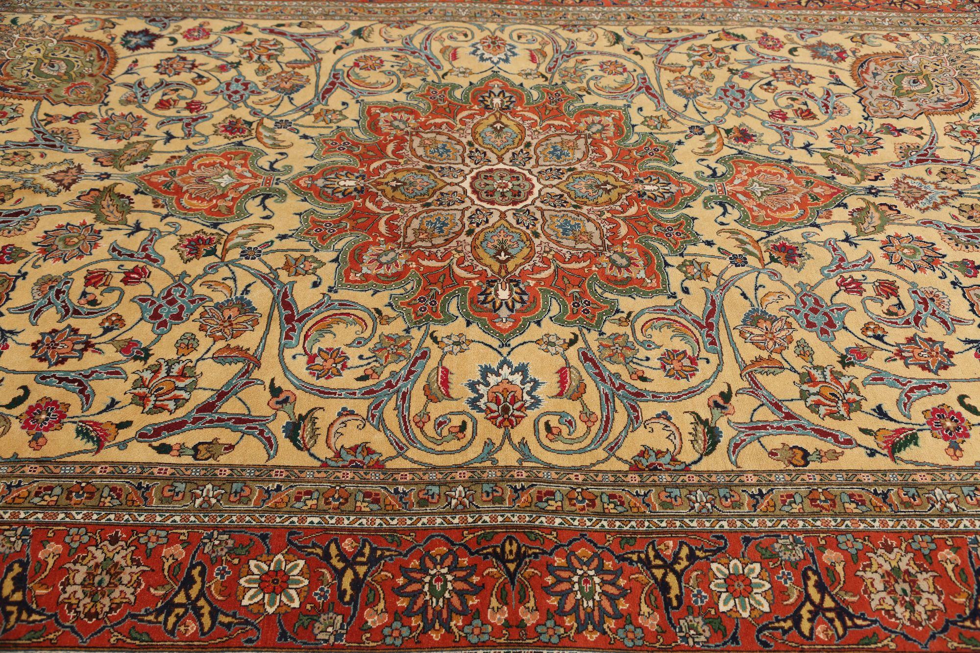 Découvrez l'élégance des tapis persans Tabriz de Circa 1940. Conçu avec de la Laine et du Jaune, ce design exclusif est parfait pour mettre en valeur votre espace.