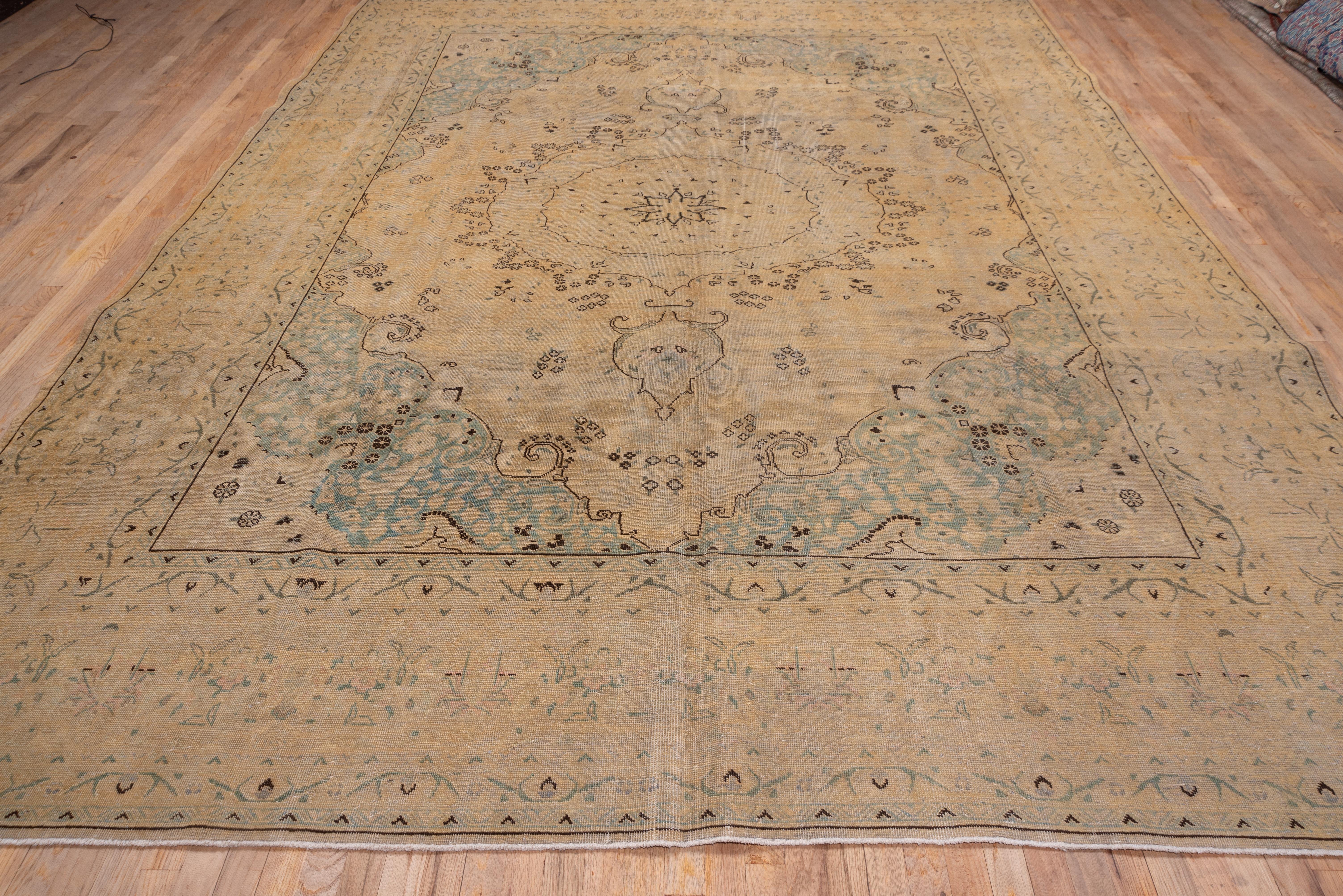 Persian Tabriz Carpet In Good Condition For Sale In New York, NY