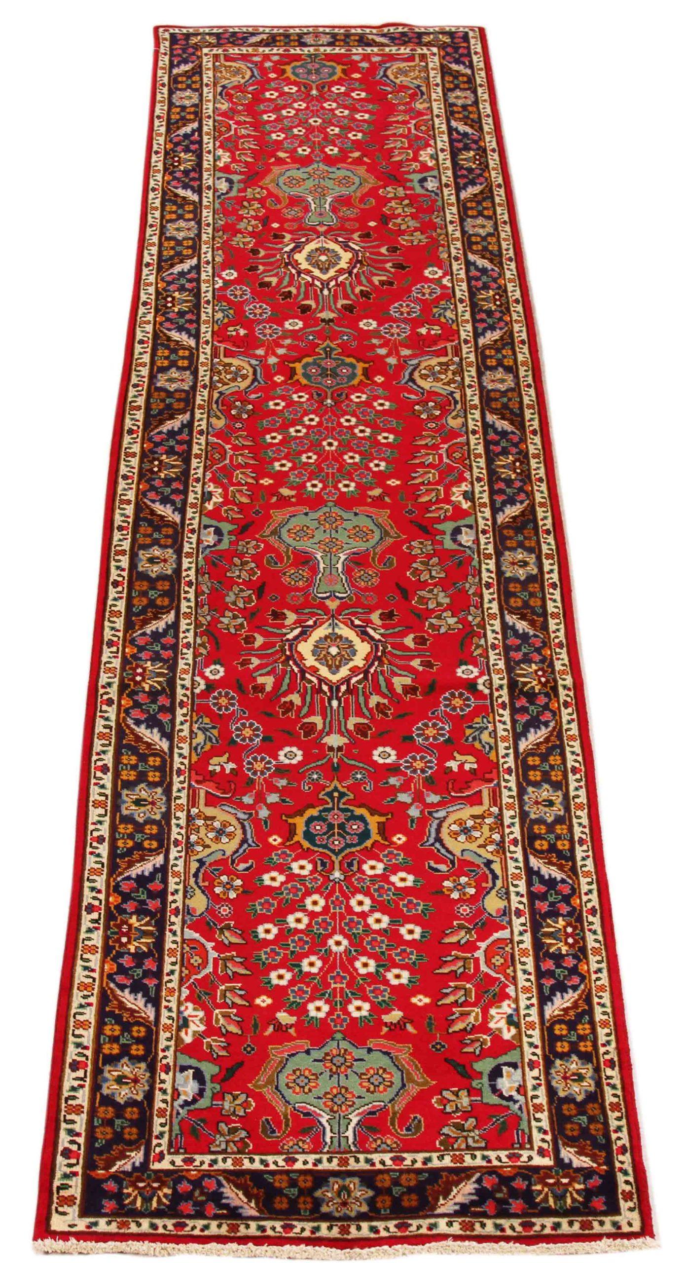 Scopri l'eleganza del Tabriz persiano, caratterizzato da una splendida lavorazione artigianale del 1880 circa. Progettato con una meticolosa attenzione ai dettagli, questo design esclusivo è perfetto per valorizzare il tuo spazio.