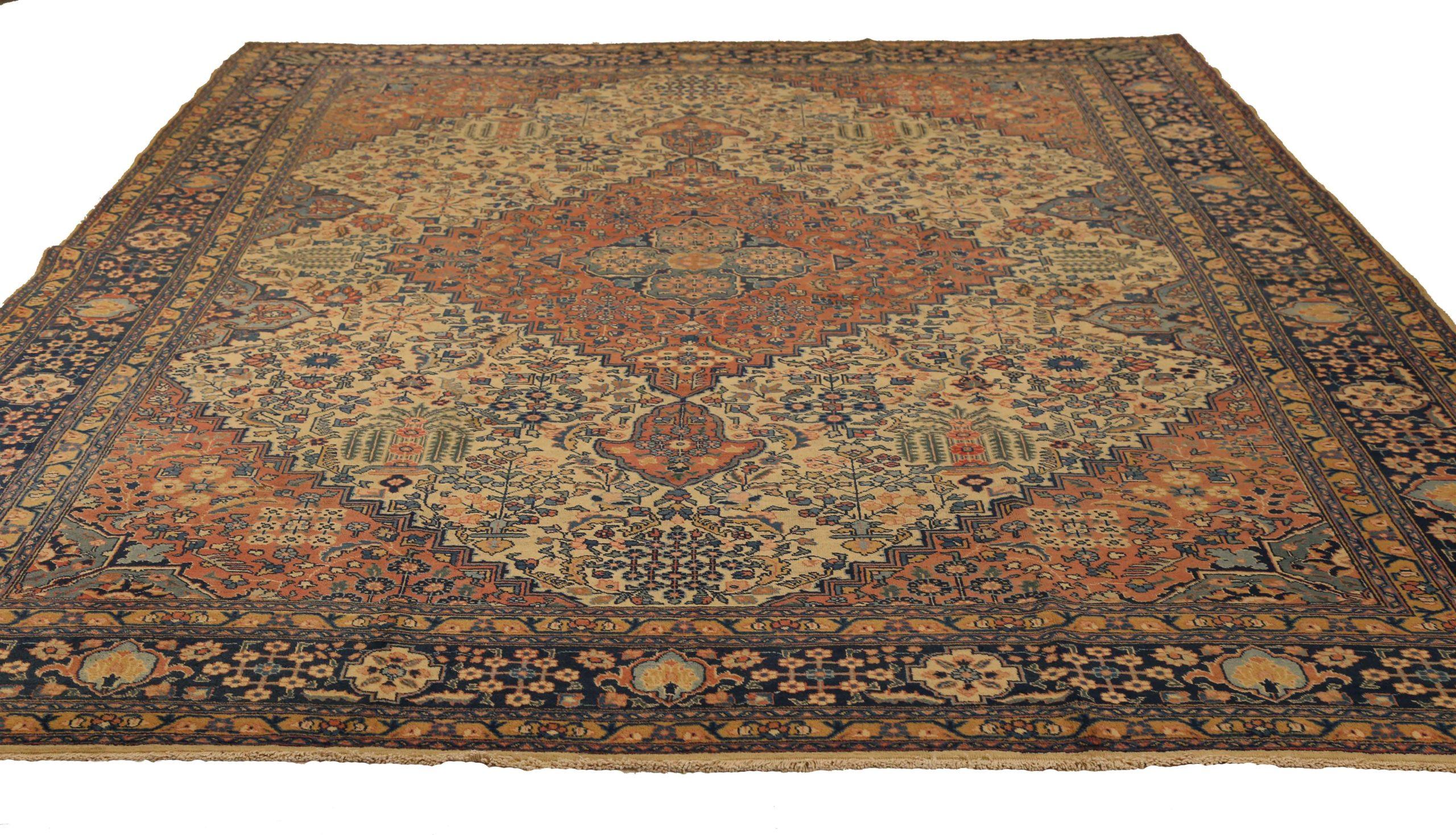 Entdecken Sie die Eleganz des persischen Tabriz mit seiner wunderschönen Handwerkskunst um 1880. Dieses exklusive Design, das mit viel Liebe zum Detail entworfen wurde, ist perfekt, um Ihren Raum zu verschönern.