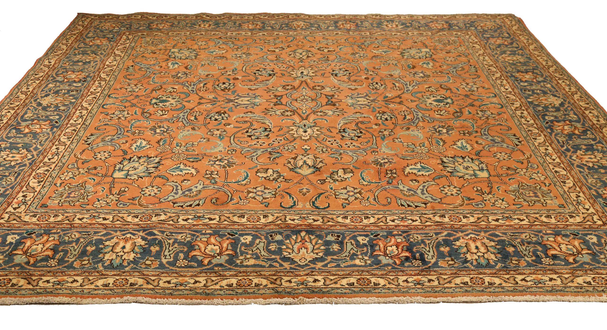 Scopri l'eleganza del Tabriz persiano, caratterizzato da una splendida lavorazione artigianale del 1880 circa. Progettato con una meticolosa attenzione ai dettagli, questo design esclusivo è perfetto per valorizzare il tuo spazio.