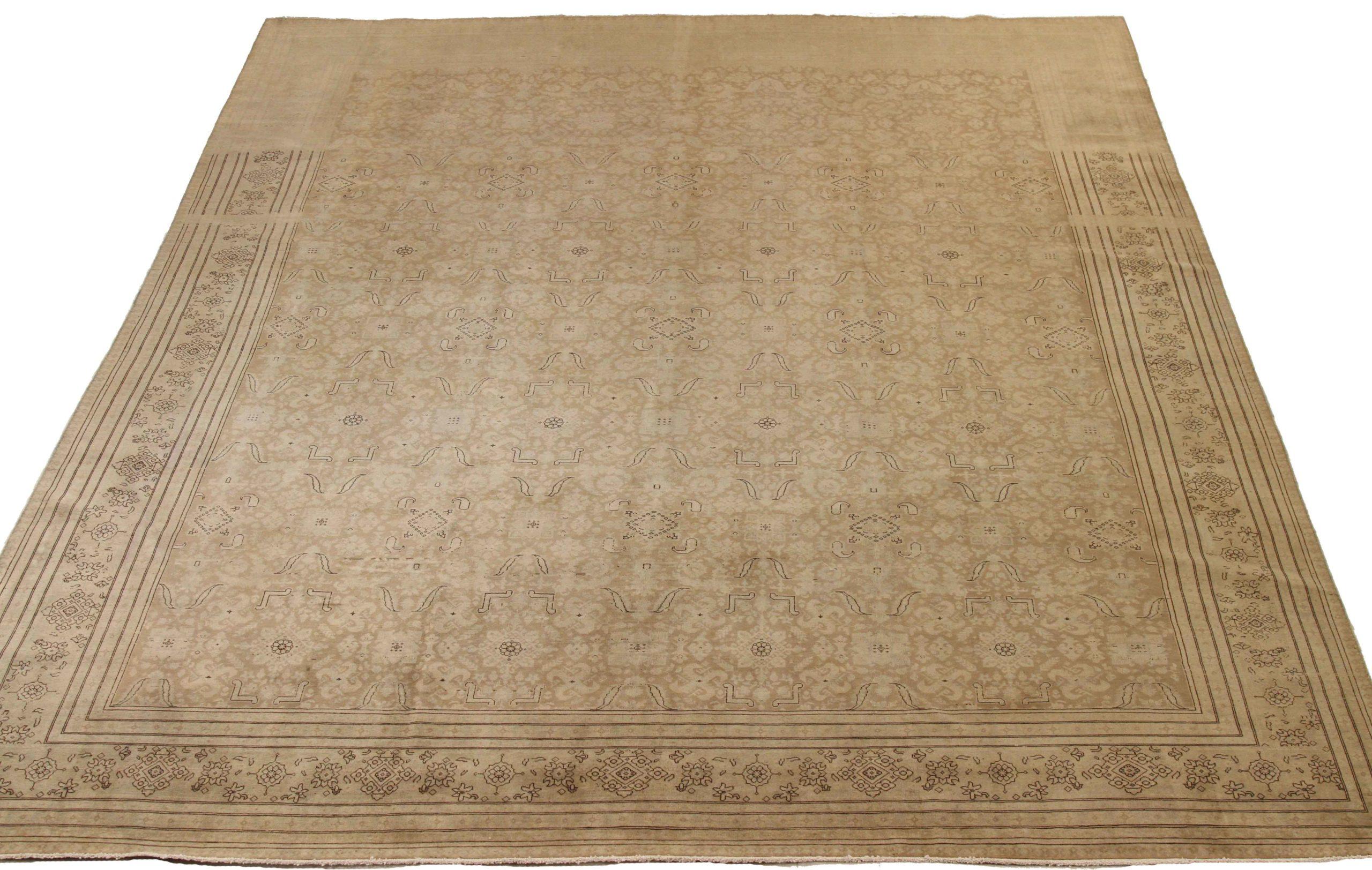 Entdecken Sie die Eleganz des persischen Tabriz mit seiner wunderschönen Handwerkskunst um 1880. Dieses exklusive Design, das mit viel Liebe zum Detail entworfen wurde, ist perfekt, um Ihren Raum zu verschönern.