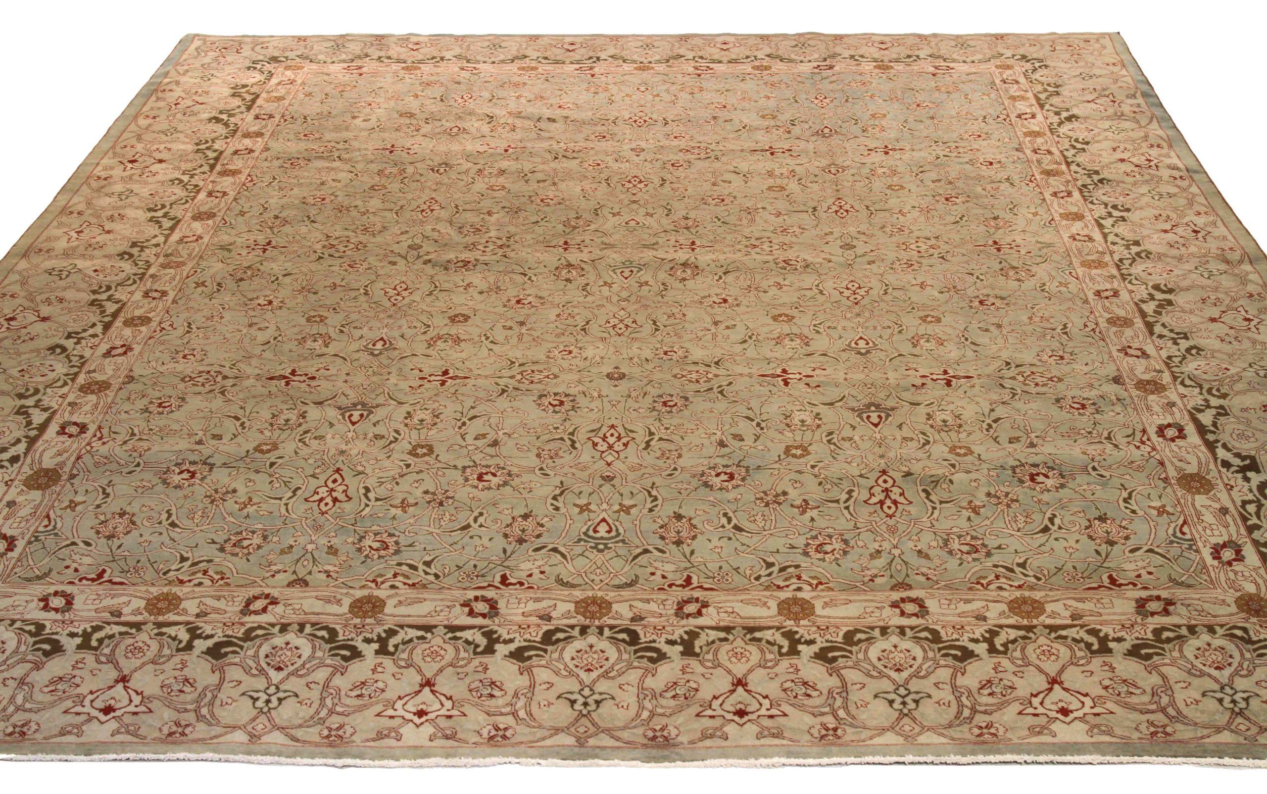 Entdecken Sie die Eleganz des persischen Tabriz mit seiner wunderschönen Handwerkskunst um 1880. Dieses exklusive Design, das mit viel Liebe zum Detail entworfen wurde, ist perfekt, um Ihren Raum zu verschönern.