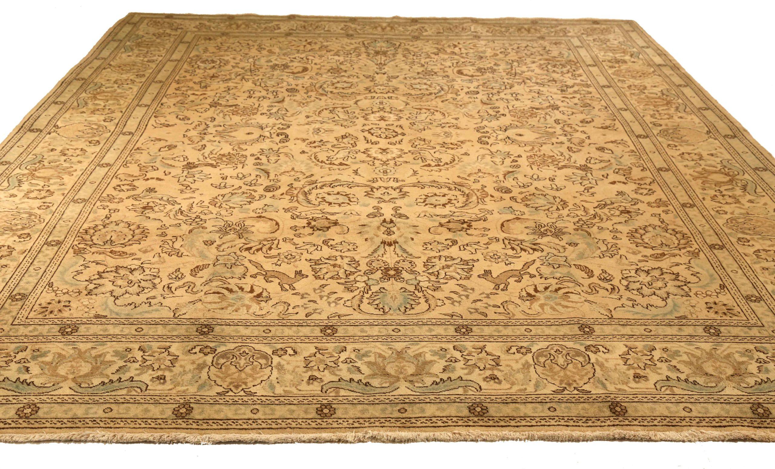 Entdecken Sie die Eleganz des persischen Tabriz mit seiner wunderschönen Handwerkskunst um 1880. Dieses exklusive Design, das mit viel Liebe zum Detail entworfen wurde, ist perfekt, um Ihren Raum zu verschönern.