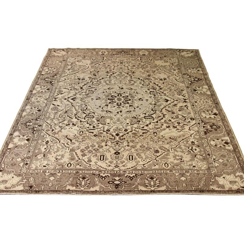 Scopri l'eleganza del Tabriz persiano, caratterizzato da una splendida lavorazione artigianale del 1880 circa. Progettato con una meticolosa attenzione ai dettagli, questo design esclusivo è perfetto per valorizzare il tuo spazio.