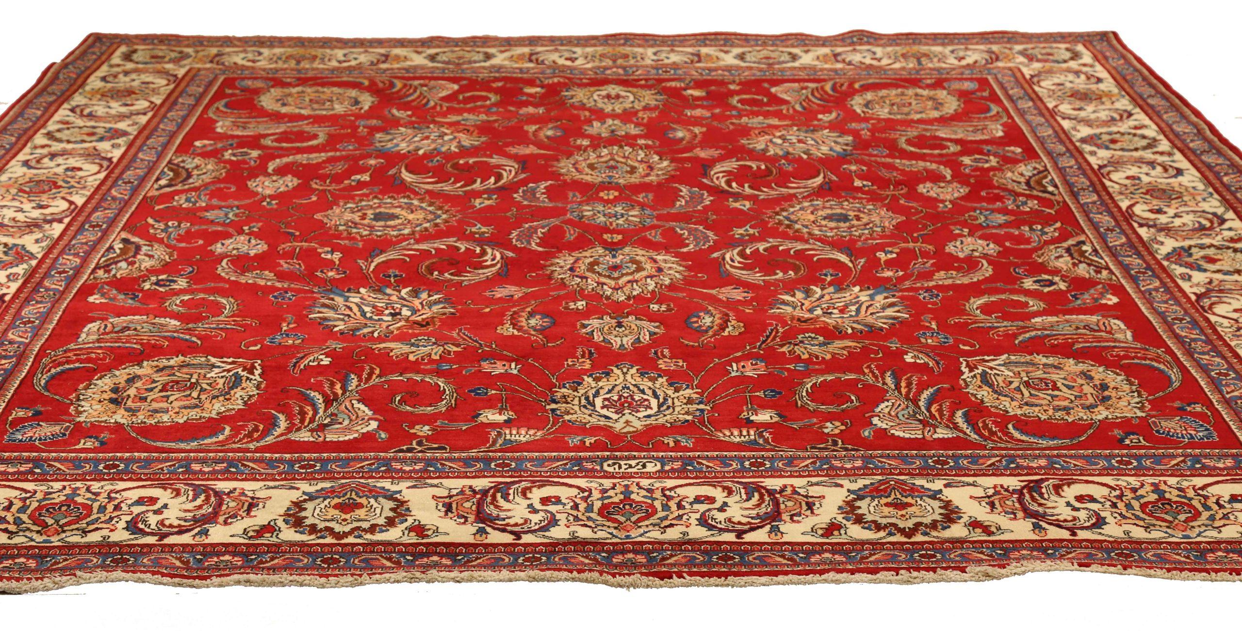 Scopri l'eleganza del Tabriz persiano, caratterizzato da una splendida lavorazione artigianale del 1880 circa. Progettato con una meticolosa attenzione ai dettagli, questo design esclusivo è perfetto per valorizzare il tuo spazio.