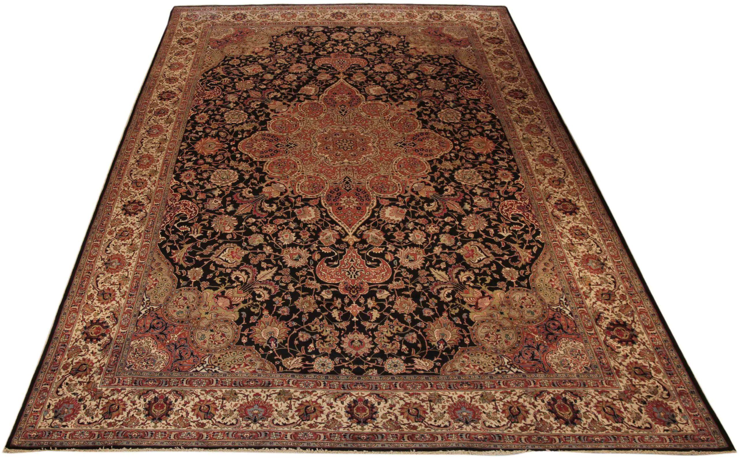 Scopri l'eleganza del Tabriz persiano, caratterizzato da una splendida lavorazione artigianale del 1880 circa. Progettato con una meticolosa attenzione ai dettagli, questo design esclusivo è perfetto per valorizzare il tuo spazio.