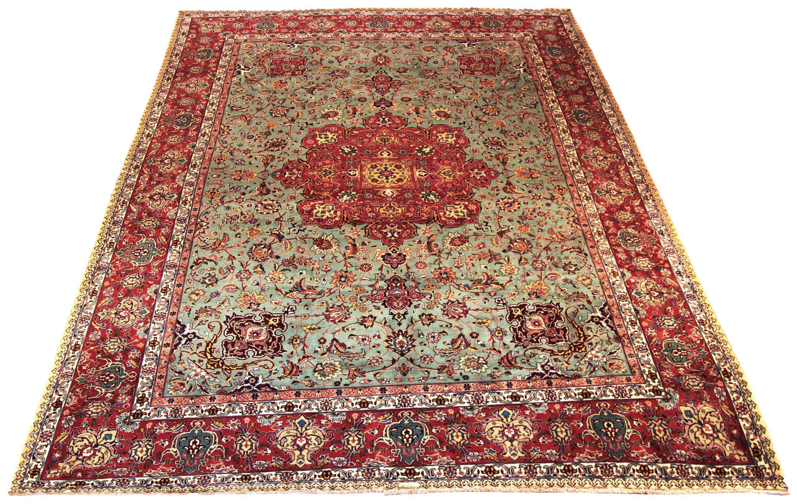 Scopri l'eleganza del Tabriz persiano, caratterizzato da una splendida lavorazione artigianale del 1880 circa. Progettato con una meticolosa attenzione ai dettagli, questo design esclusivo è perfetto per valorizzare il tuo spazio.