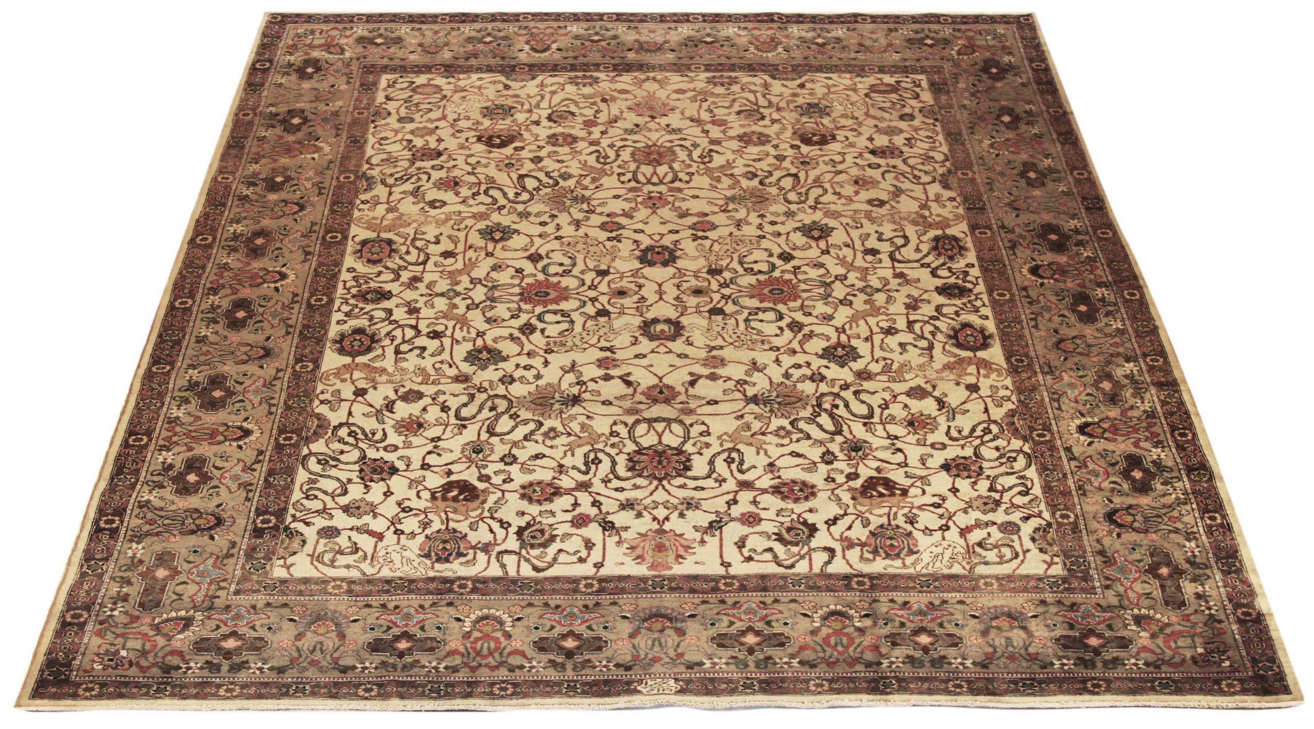 Scopri l'eleganza del Tabriz persiano, caratterizzato da una splendida lavorazione artigianale del 1880 circa. Progettato con una meticolosa attenzione ai dettagli, questo design esclusivo è perfetto per valorizzare il tuo spazio.