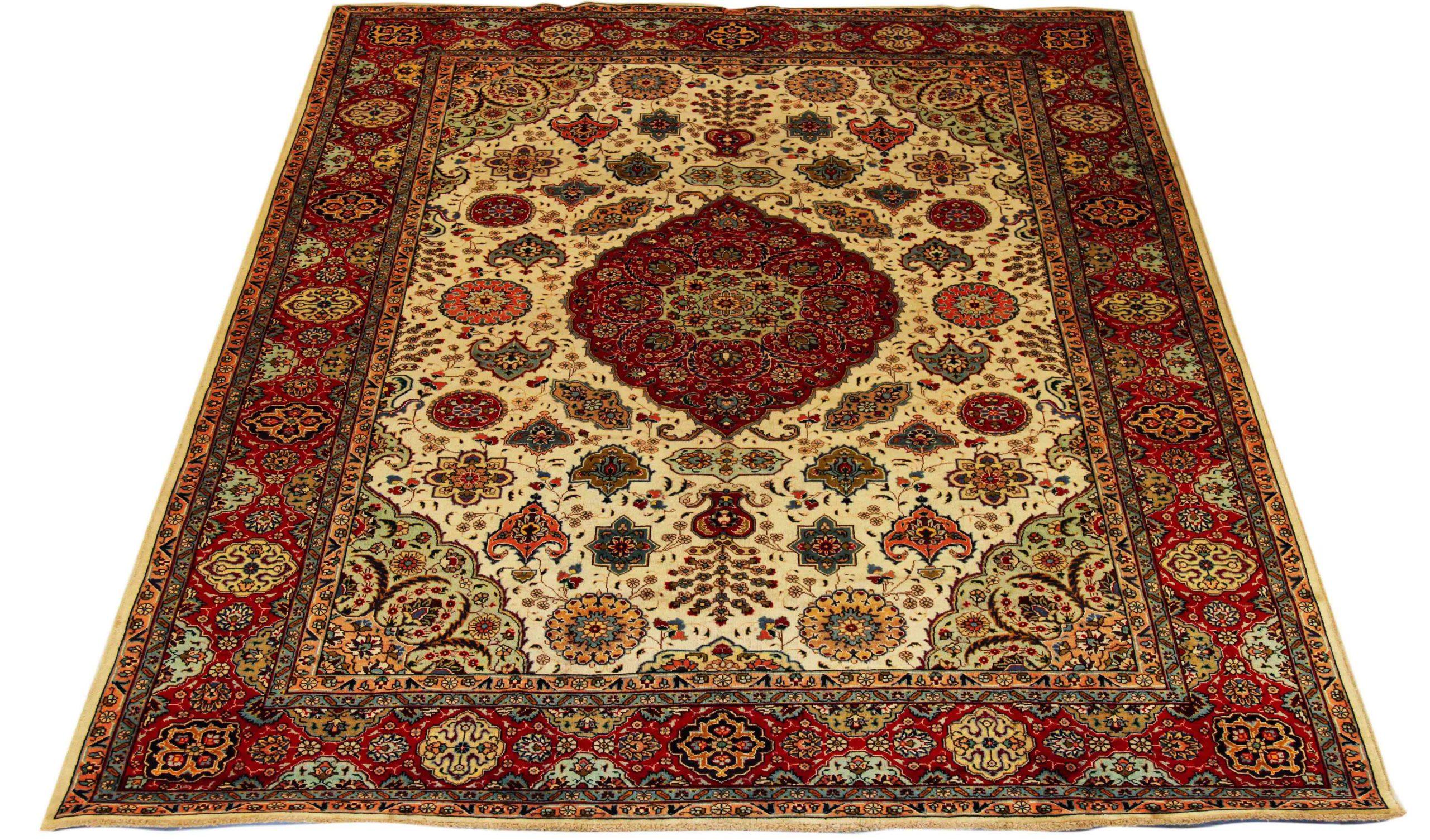 Entdecken Sie die Eleganz des persischen Tabriz mit seiner wunderschönen Handwerkskunst um 1880. Dieses exklusive Design, das mit viel Liebe zum Detail entworfen wurde, ist perfekt, um Ihren Raum zu verschönern.