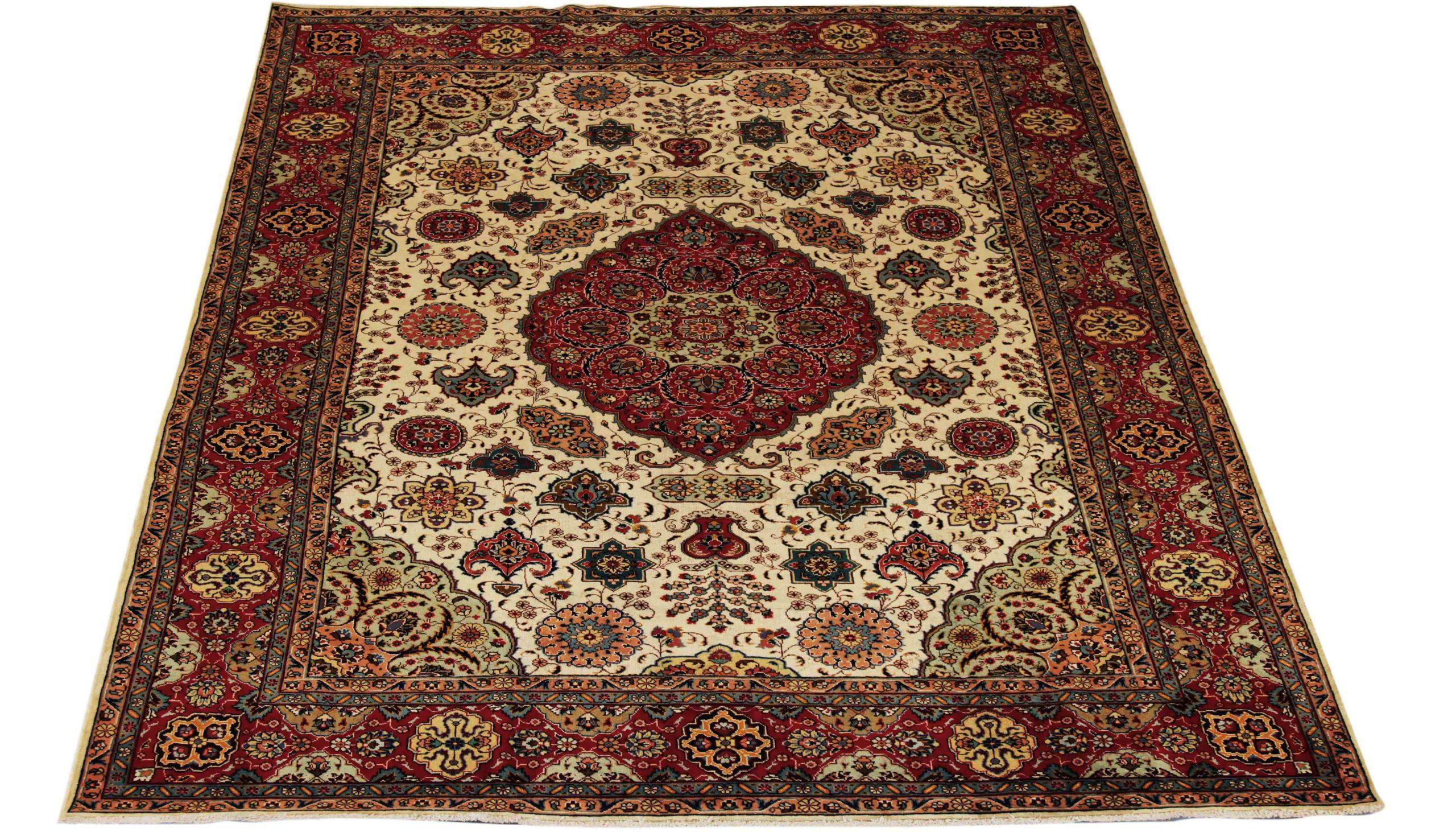Scopri l'eleganza del Tabriz persiano, caratterizzato da una splendida lavorazione artigianale del 1880 circa. Progettato con una meticolosa attenzione ai dettagli, questo design esclusivo è perfetto per valorizzare il tuo spazio.
