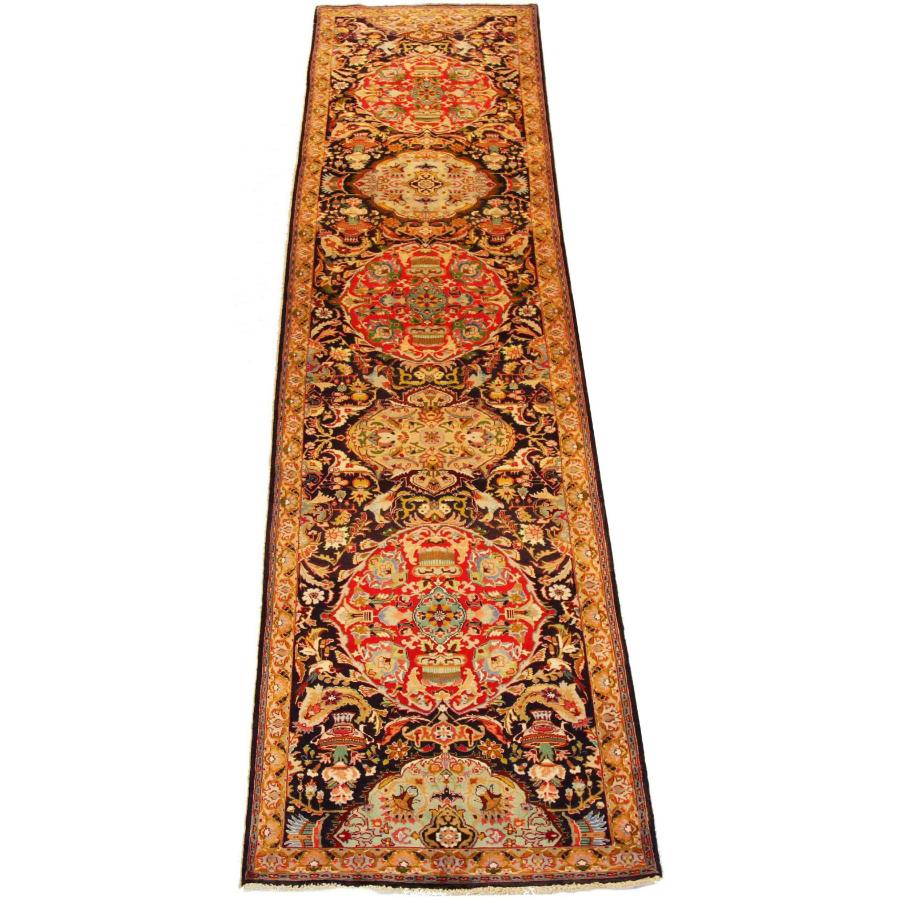 Scopri l'eleganza del Tabriz persiano, caratterizzato da una splendida lavorazione artigianale del 1880 circa. Progettato con una meticolosa attenzione ai dettagli, questo design esclusivo è perfetto per valorizzare il tuo spazio.