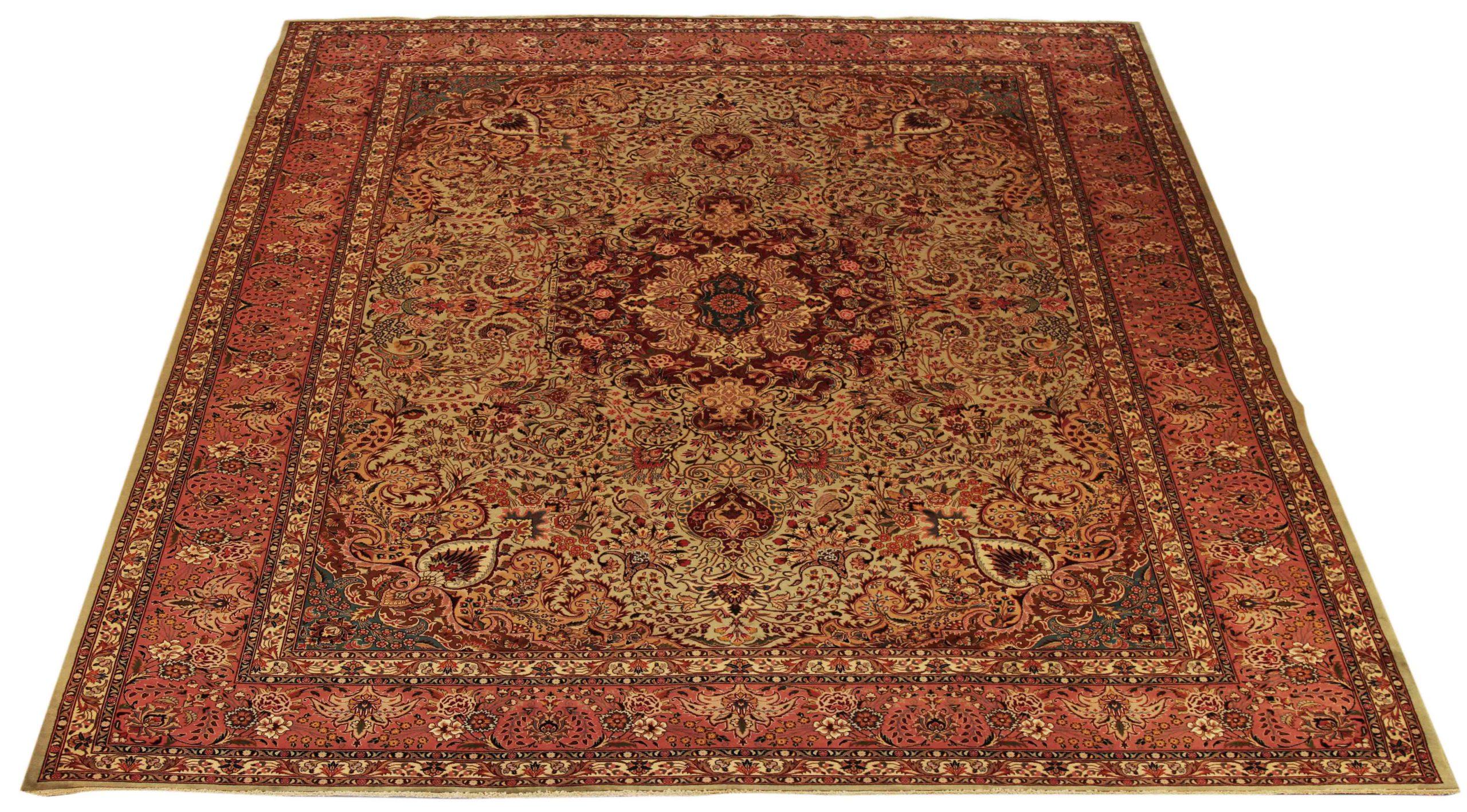 Scopri l'eleganza del Tabriz persiano, caratterizzato da una splendida lavorazione artigianale del 1880 circa. Progettato con una meticolosa attenzione ai dettagli, questo design esclusivo è perfetto per valorizzare il tuo spazio.