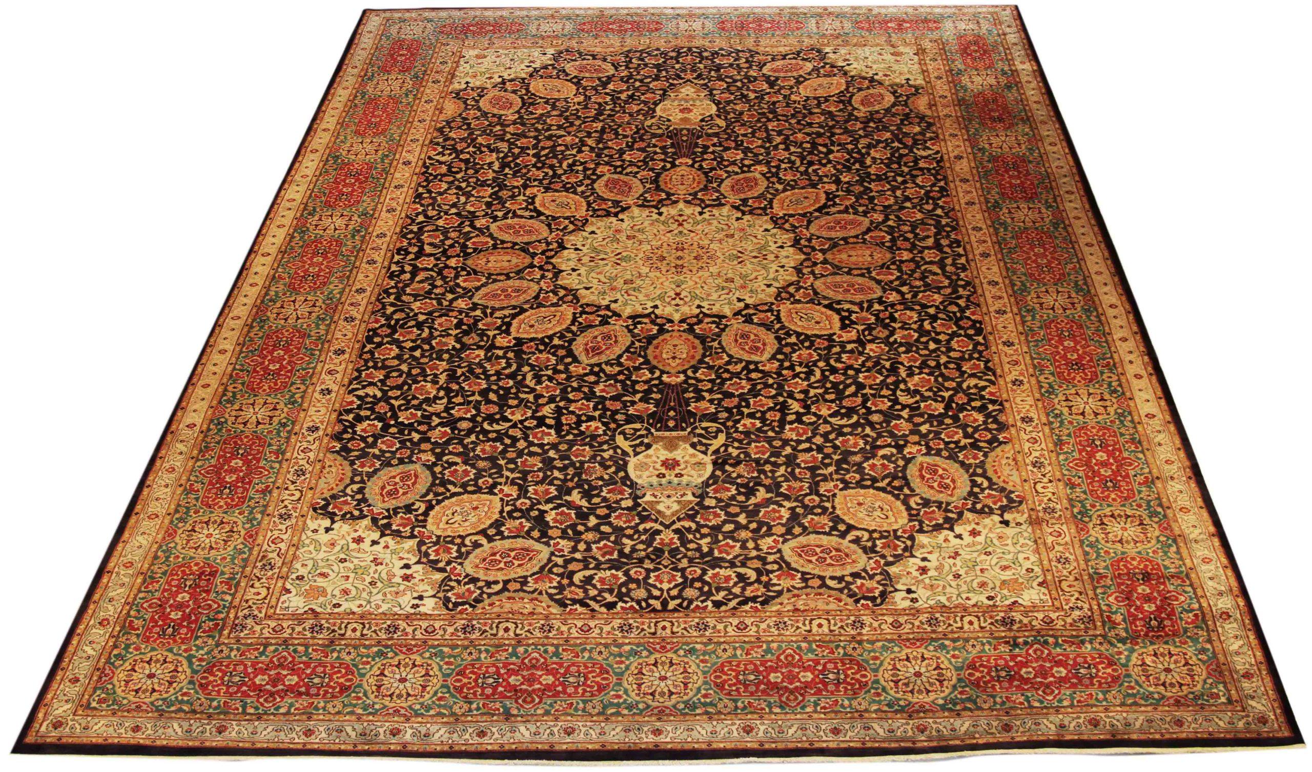 Scopri l'eleganza del Tabriz persiano, caratterizzato da una splendida lavorazione artigianale del 1880 circa. Progettato con una meticolosa attenzione ai dettagli, questo design esclusivo è perfetto per valorizzare il tuo spazio.