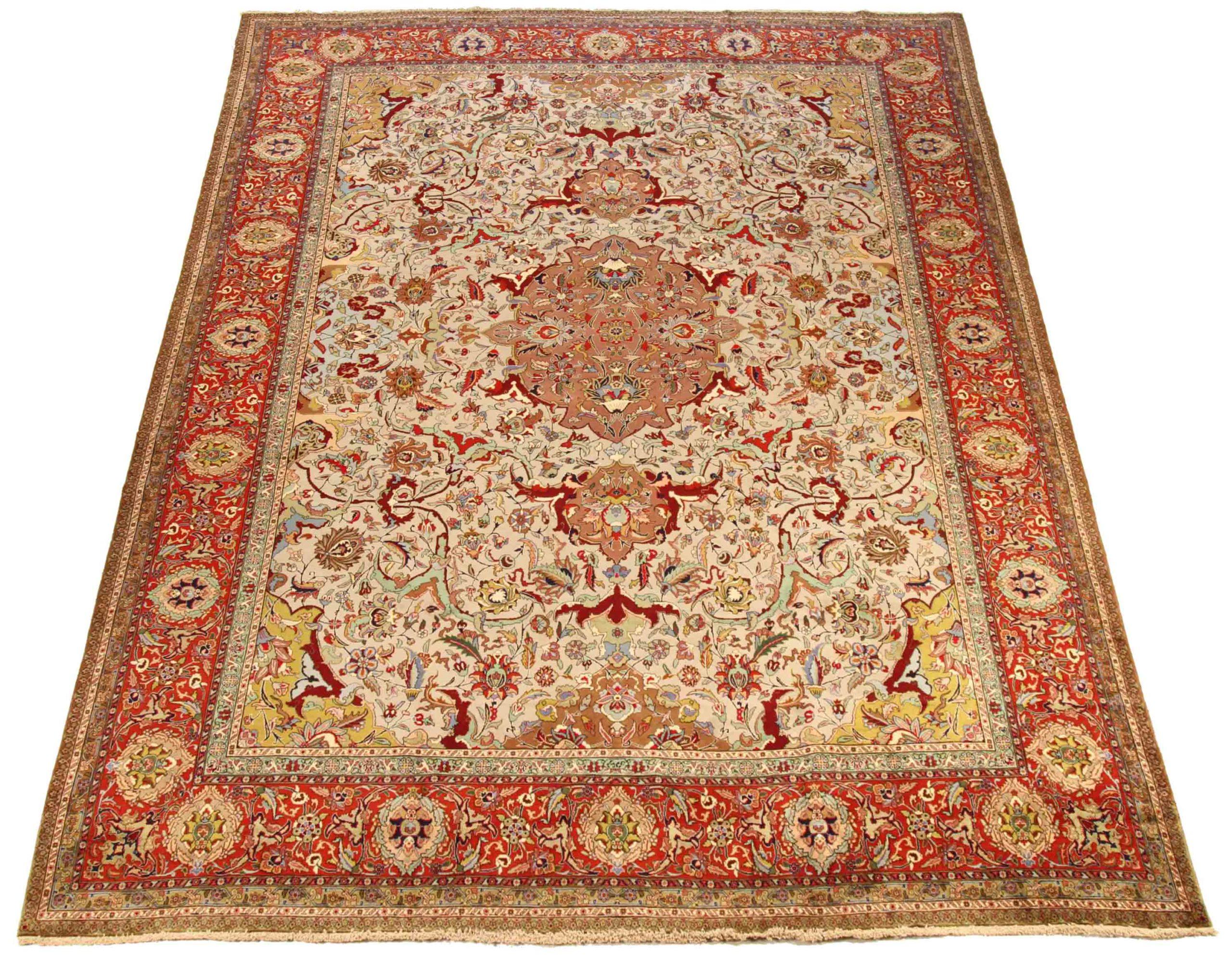 Scopri l'eleganza del Tabriz persiano, caratterizzato da una splendida lavorazione artigianale del 1880 circa. Progettato con una meticolosa attenzione ai dettagli, questo design esclusivo è perfetto per valorizzare il tuo spazio.