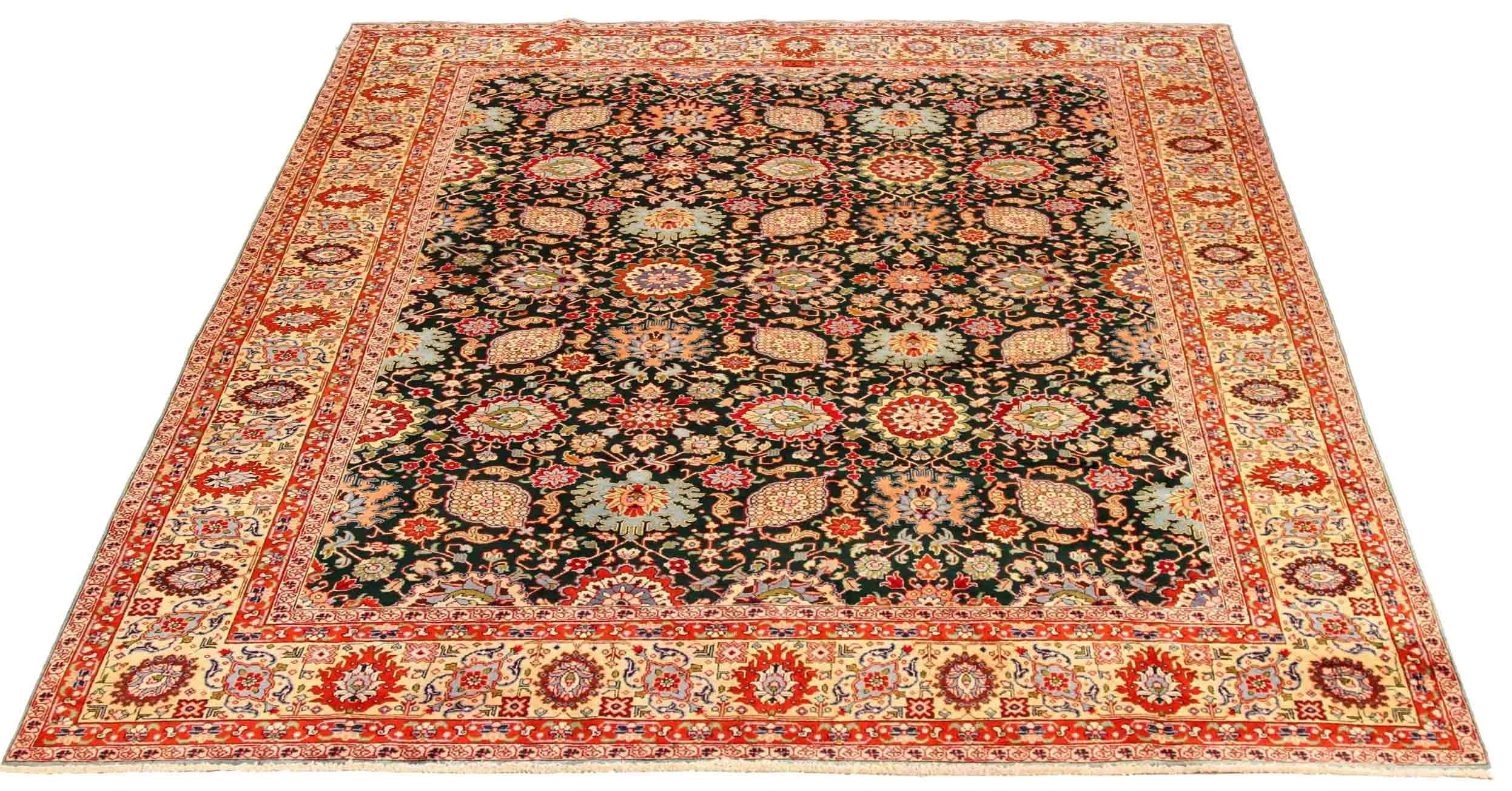 Descubre la elegancia del Tabriz persa con su bella artesanía de Circa 1880. Diseñado con meticulosa atención al detalle, este diseño exclusivo es perfecto para realzar tu espacio.